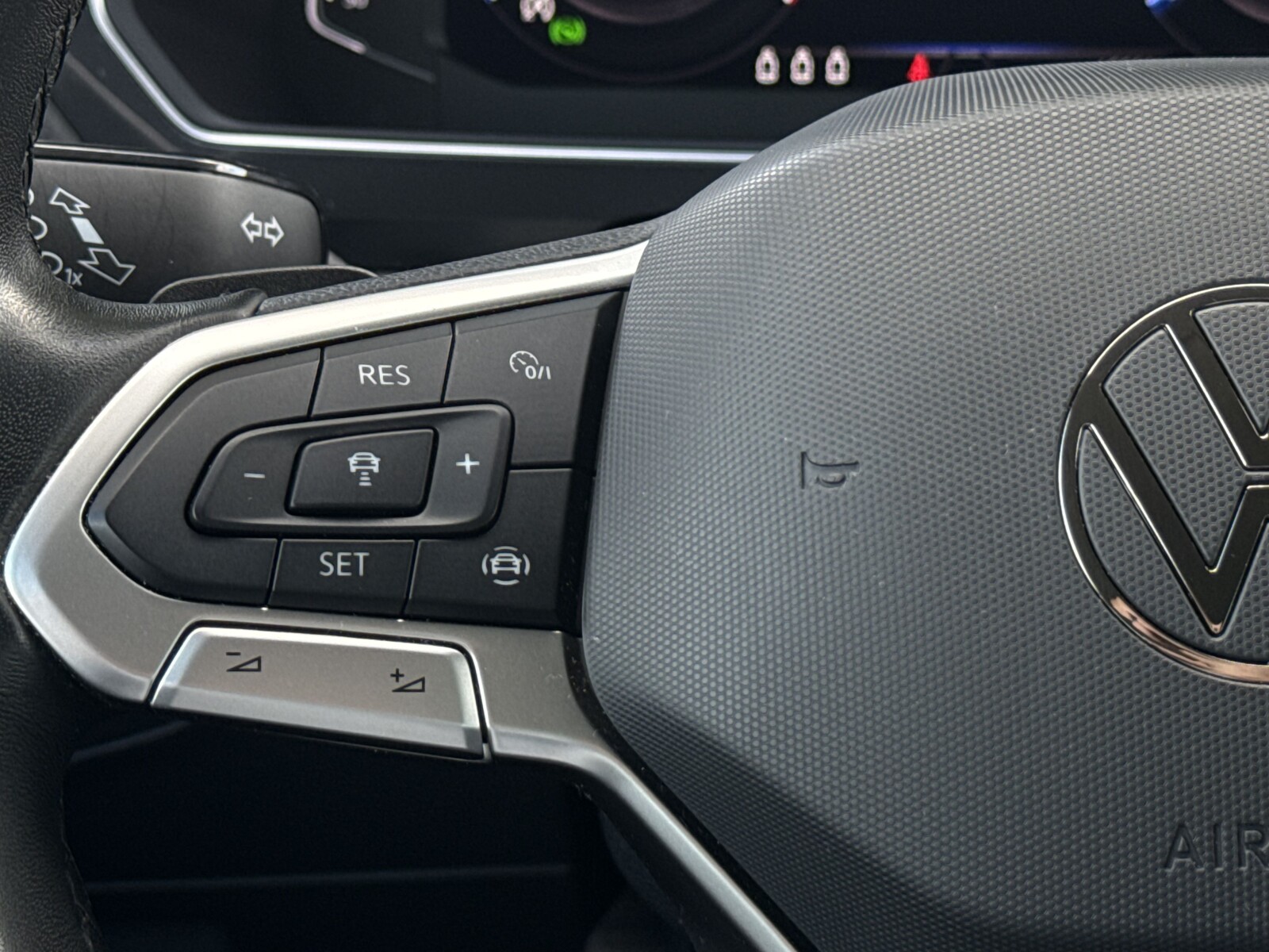 Volkswagen Tiguan - zdjęcie 15