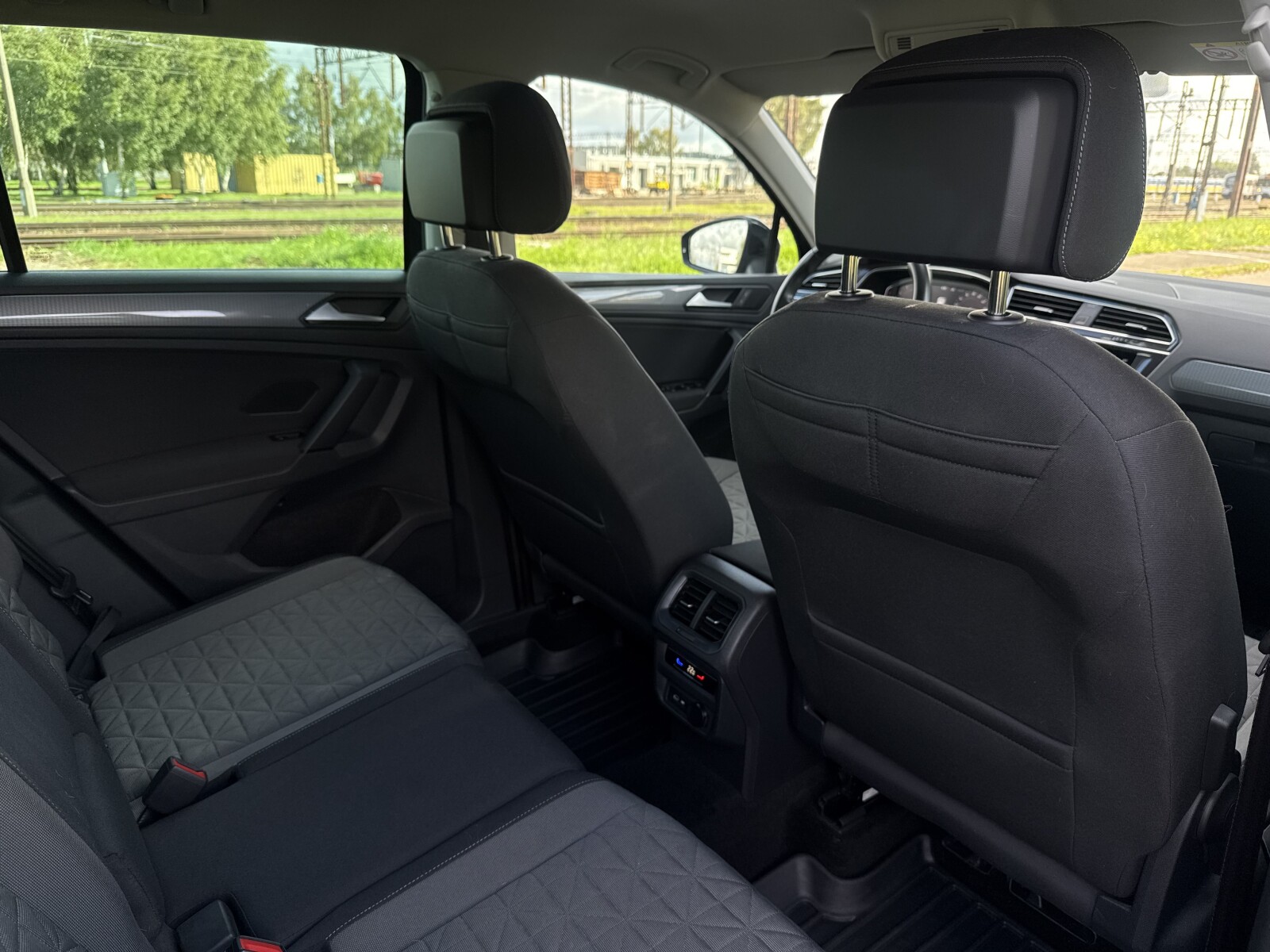 Volkswagen Tiguan - zdjęcie 32