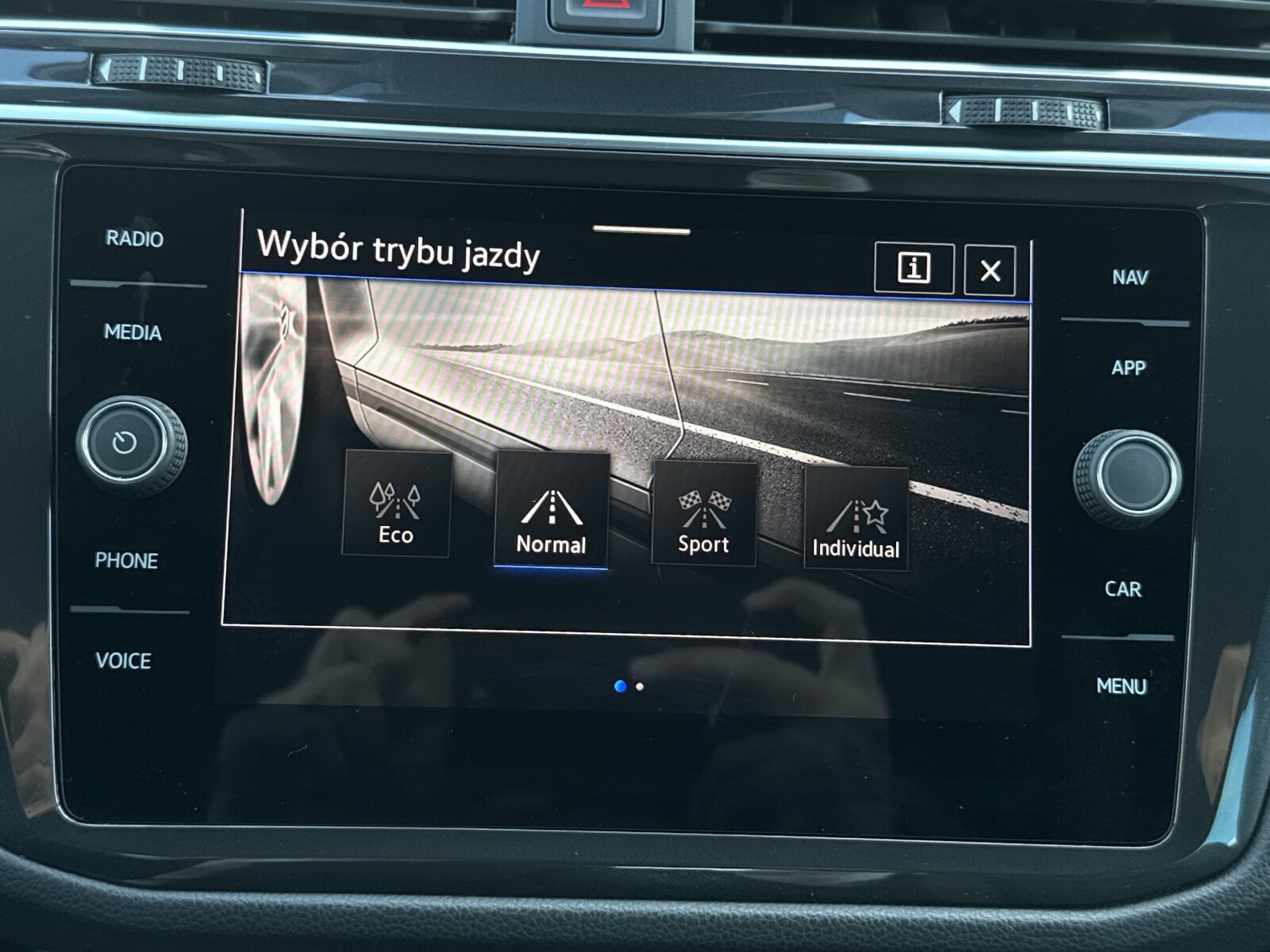 Volkswagen Tiguan - zdjęcie 25