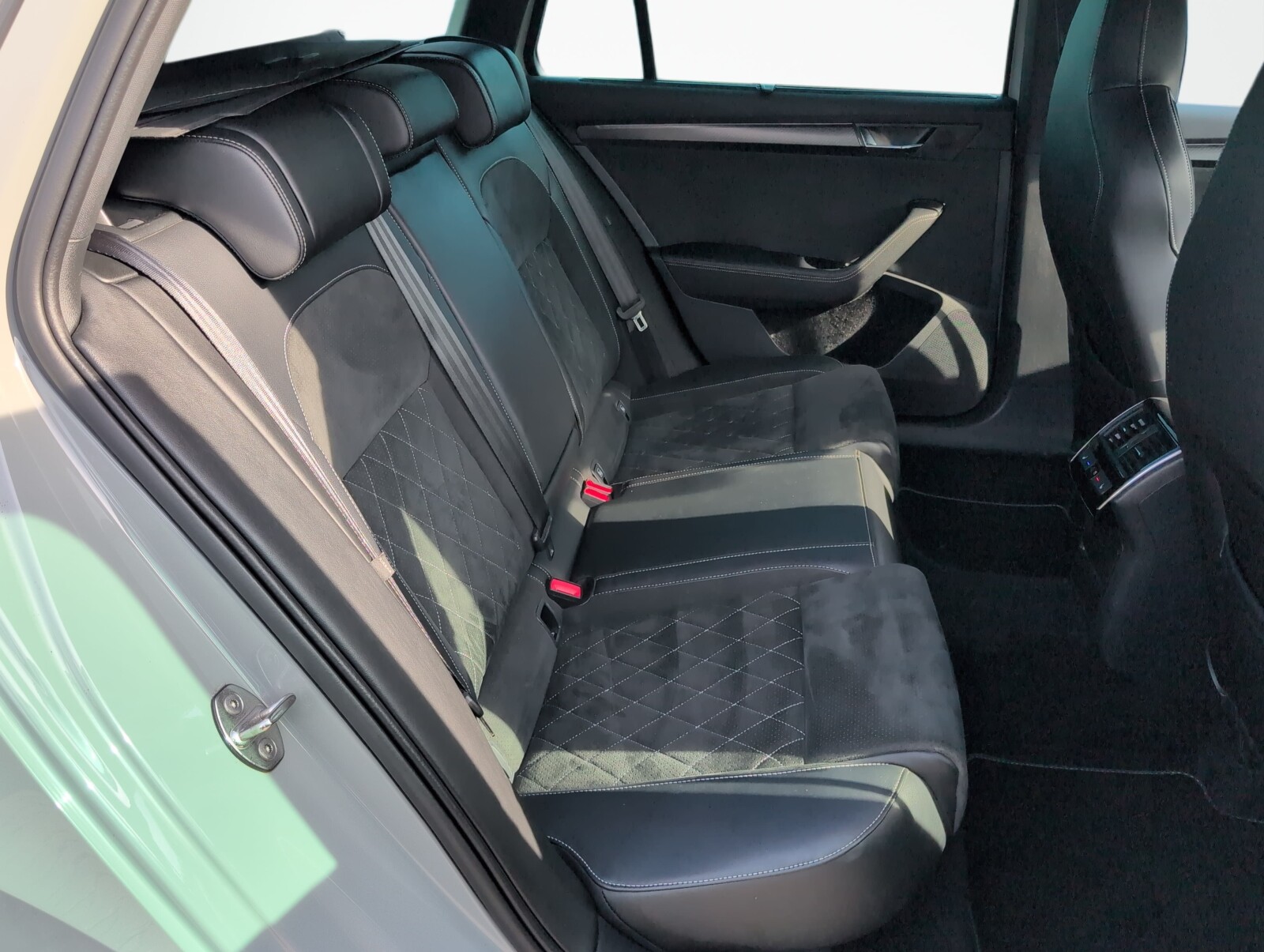 Škoda Superb Combi - zdjęcie 13