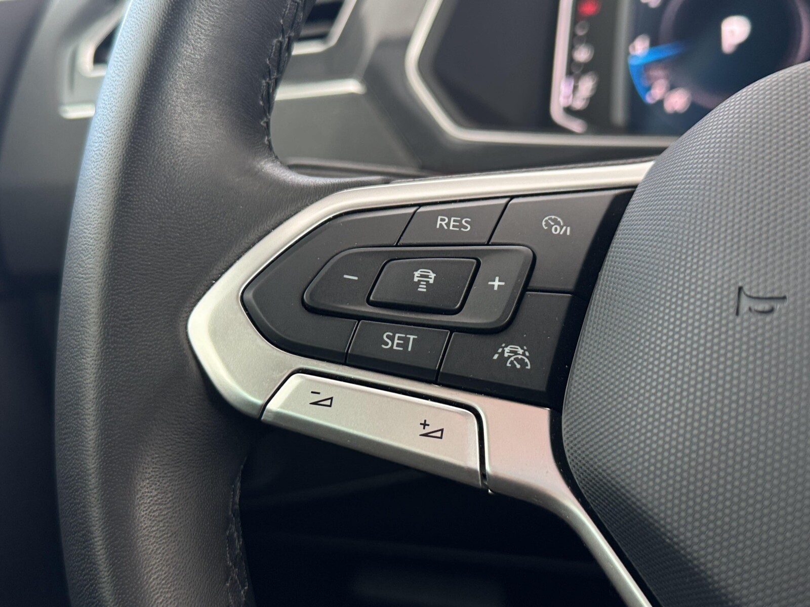 Volkswagen Tiguan - zdjęcie 12