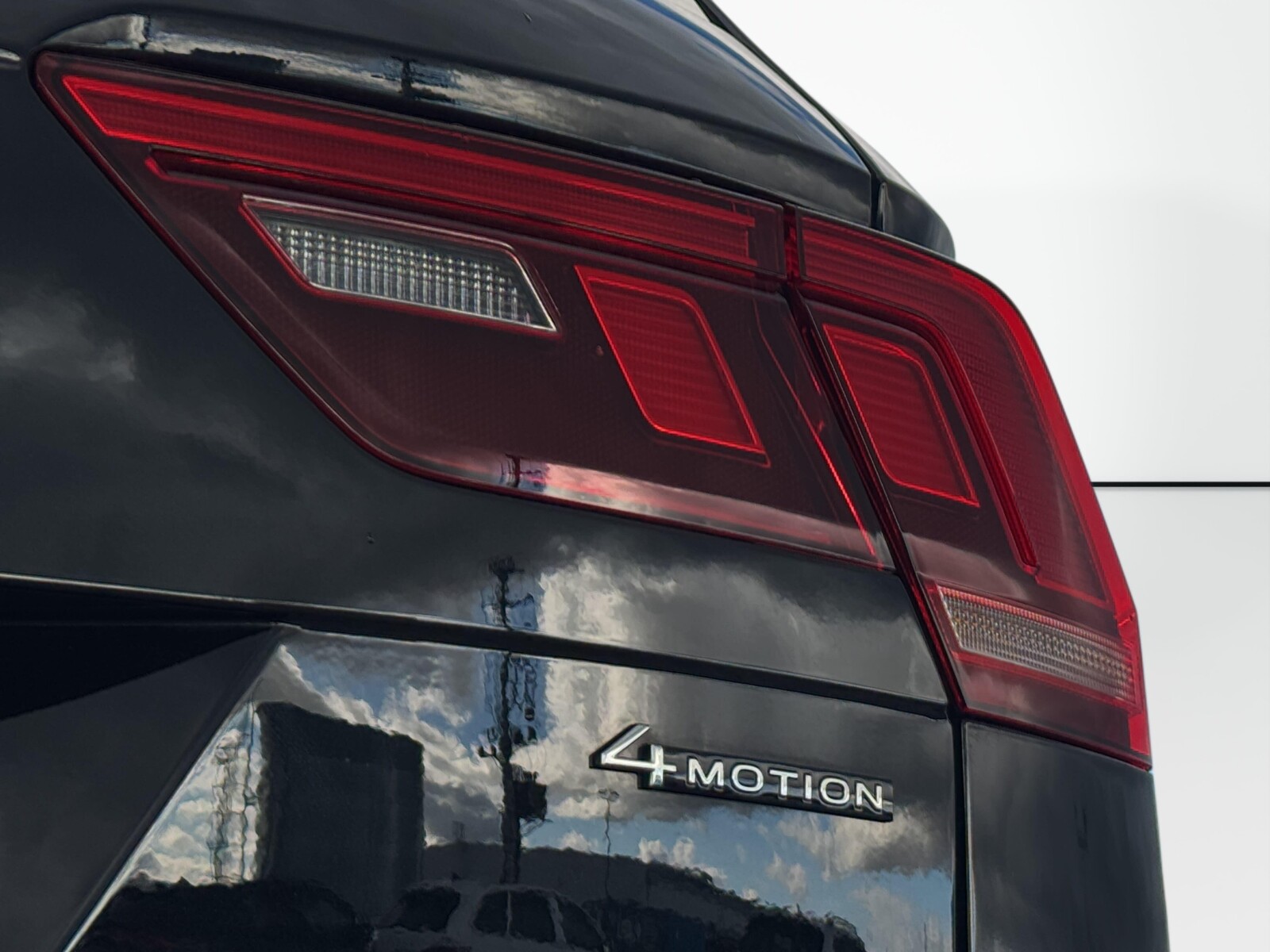 Volkswagen Tiguan - zdjęcie 32
