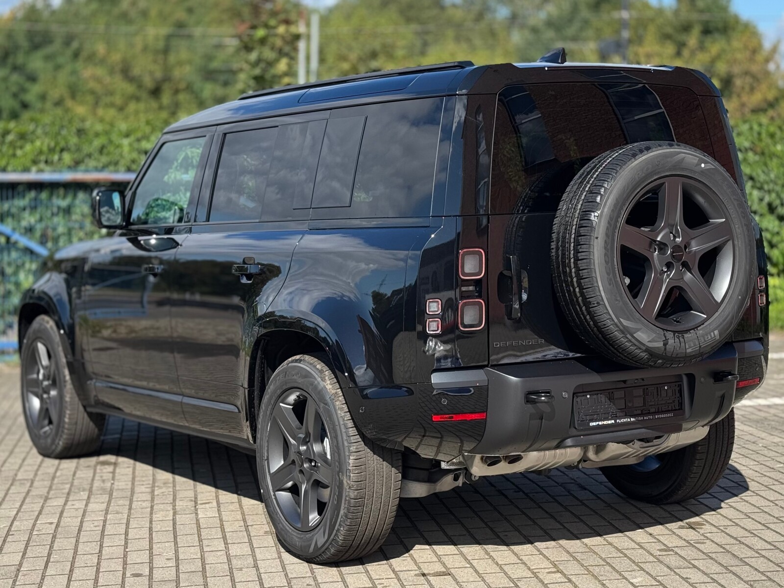 Land Rover Defender 110 - zdjęcie 3