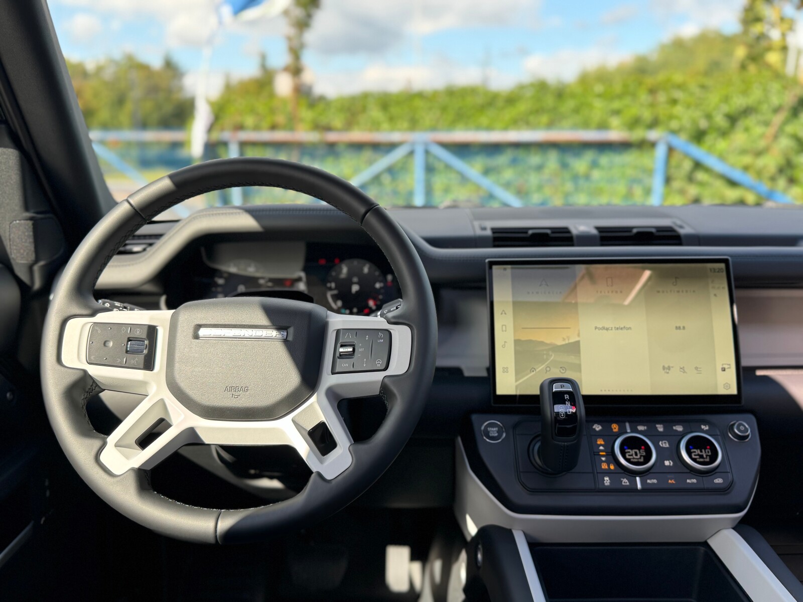 Land Rover Defender 110 - zdjęcie 23