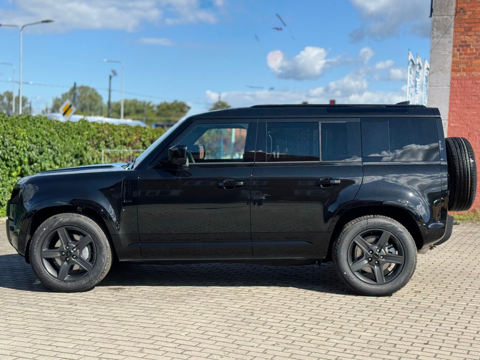Land Rover Defender 110 - zdjęcie 2