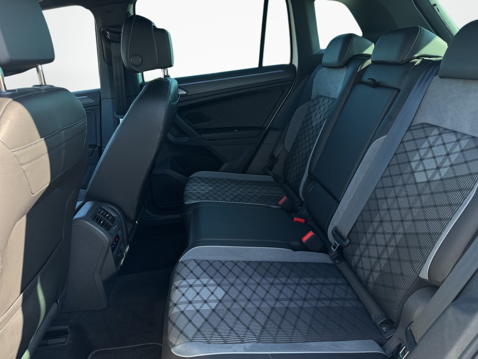Volkswagen Tiguan - zdjęcie 25