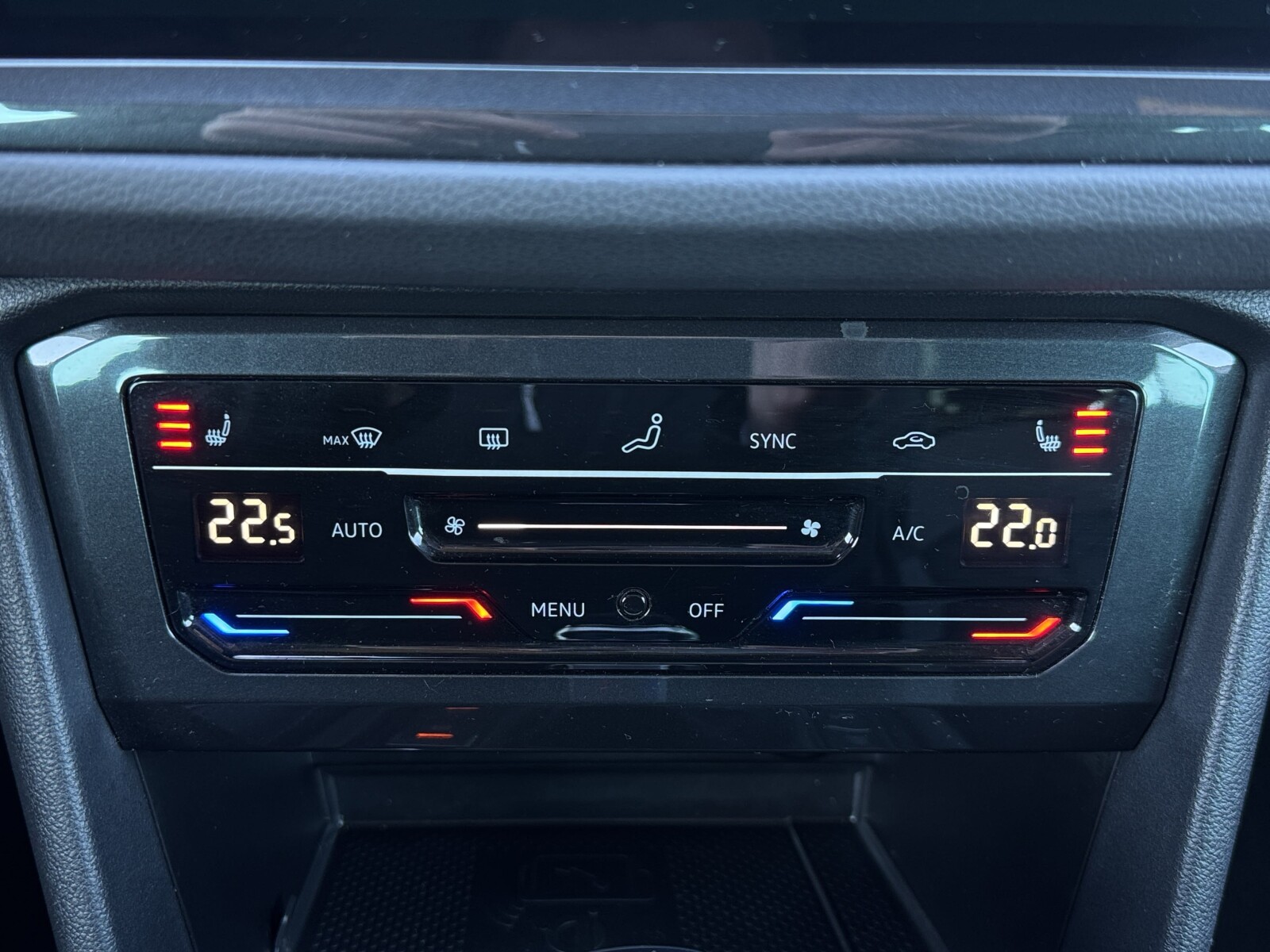 Volkswagen Tiguan - zdjęcie 22