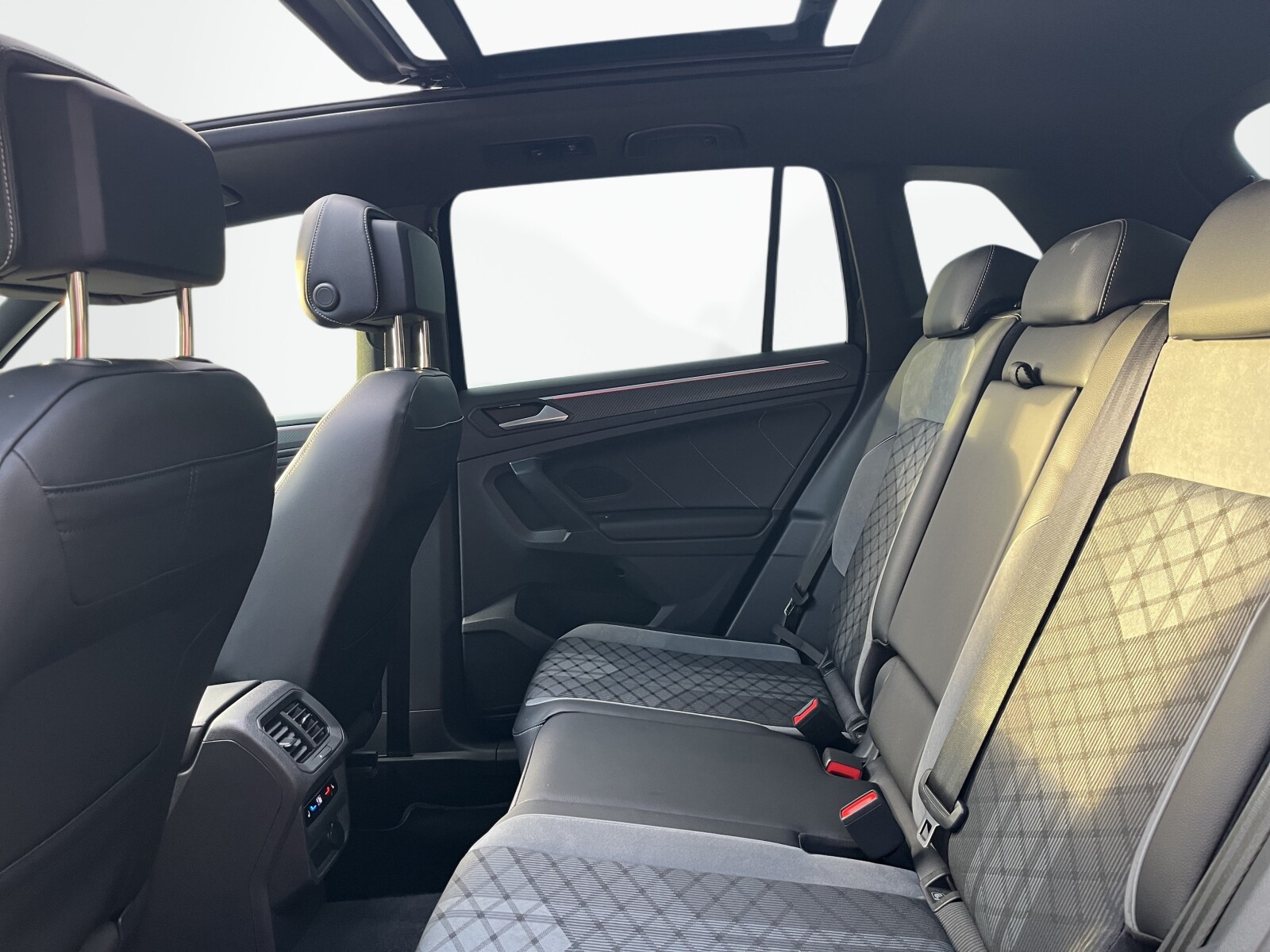 Volkswagen Tiguan - zdjęcie 14
