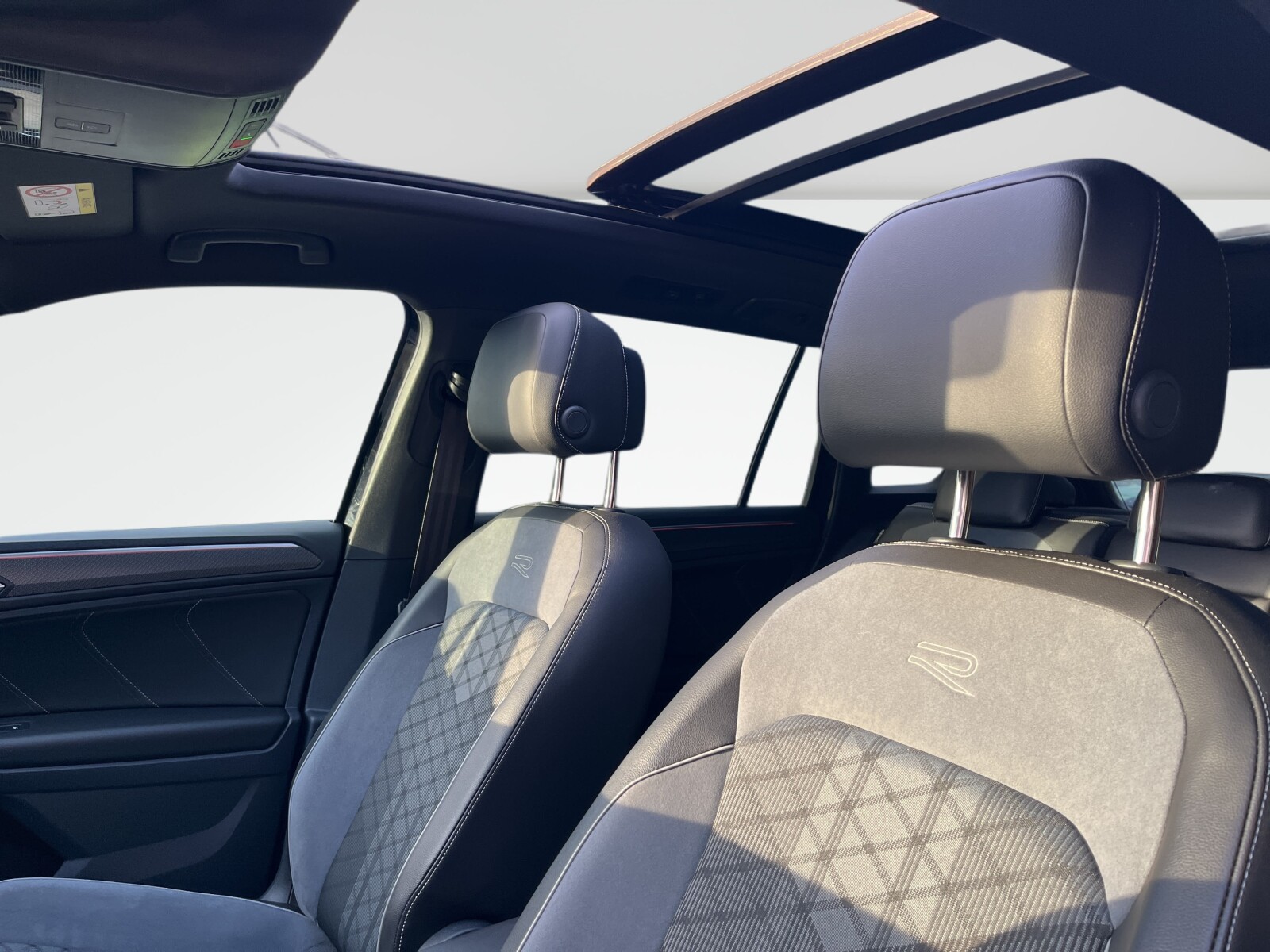 Volkswagen Tiguan - zdjęcie 12