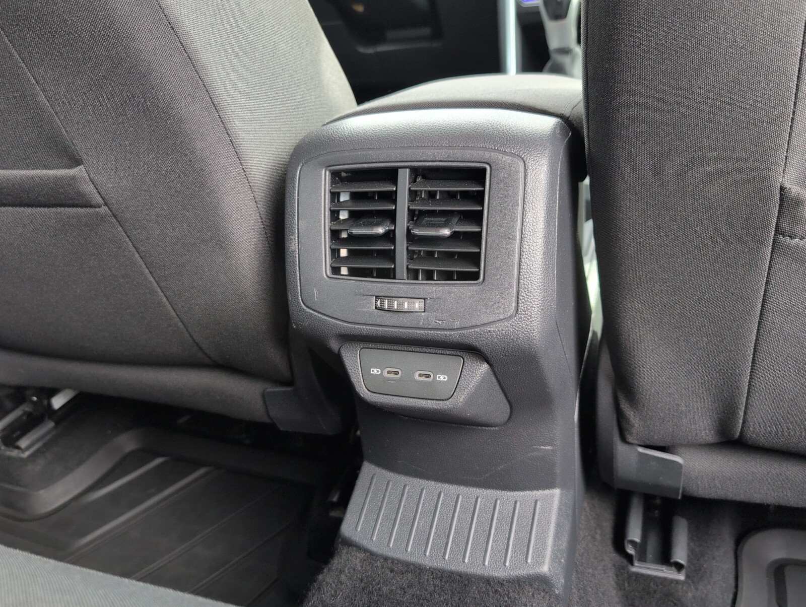 Volkswagen T-Roc - zdjęcie 12