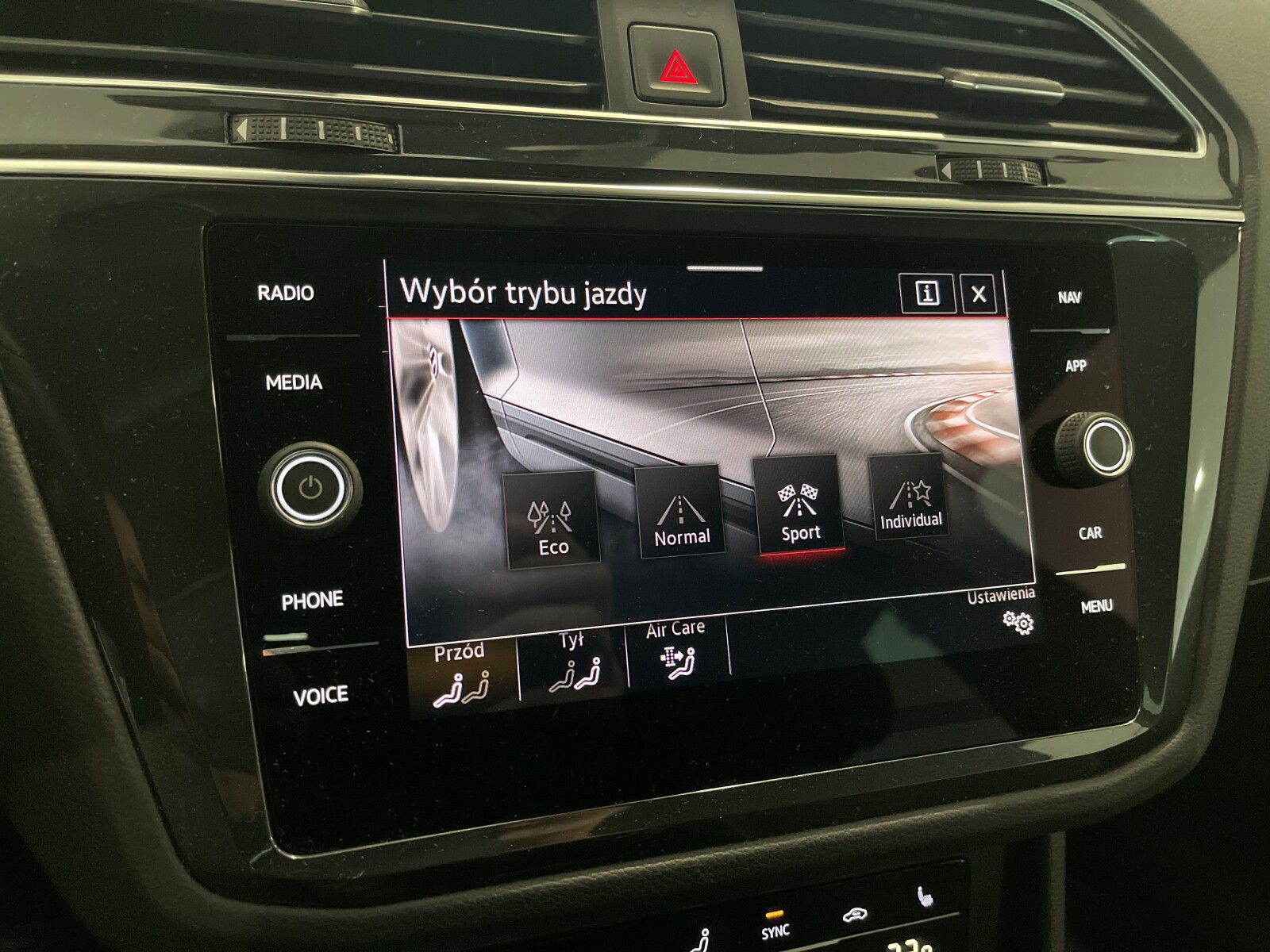 Volkswagen Tiguan - zdjęcie 16