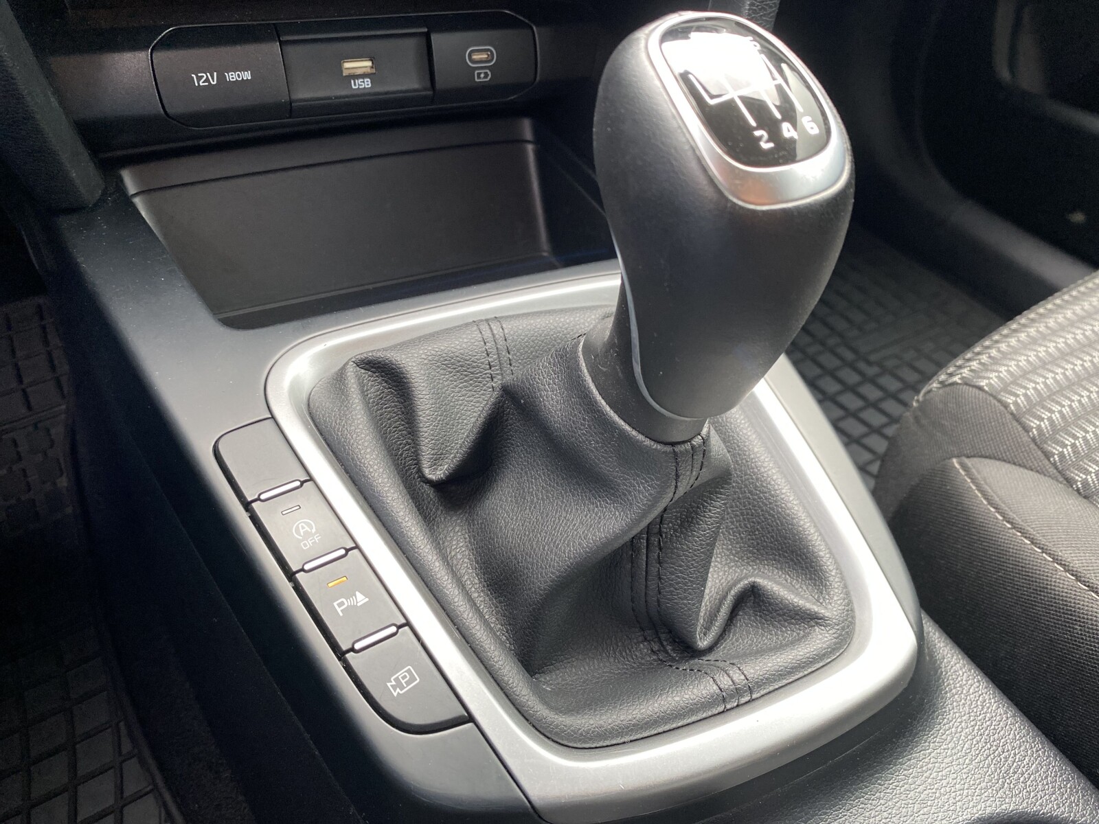 Kia Ceed - zdjęcie 24