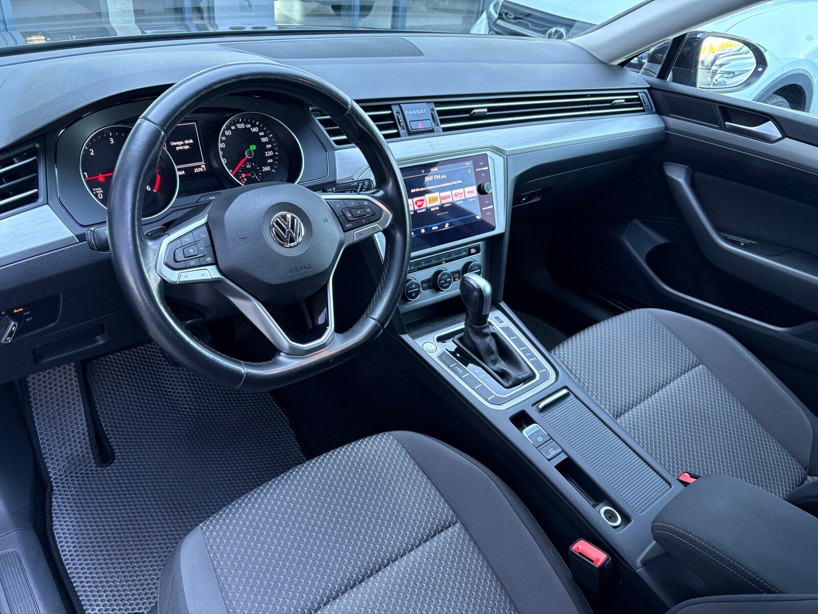 Volkswagen Passat - zdjęcie 11