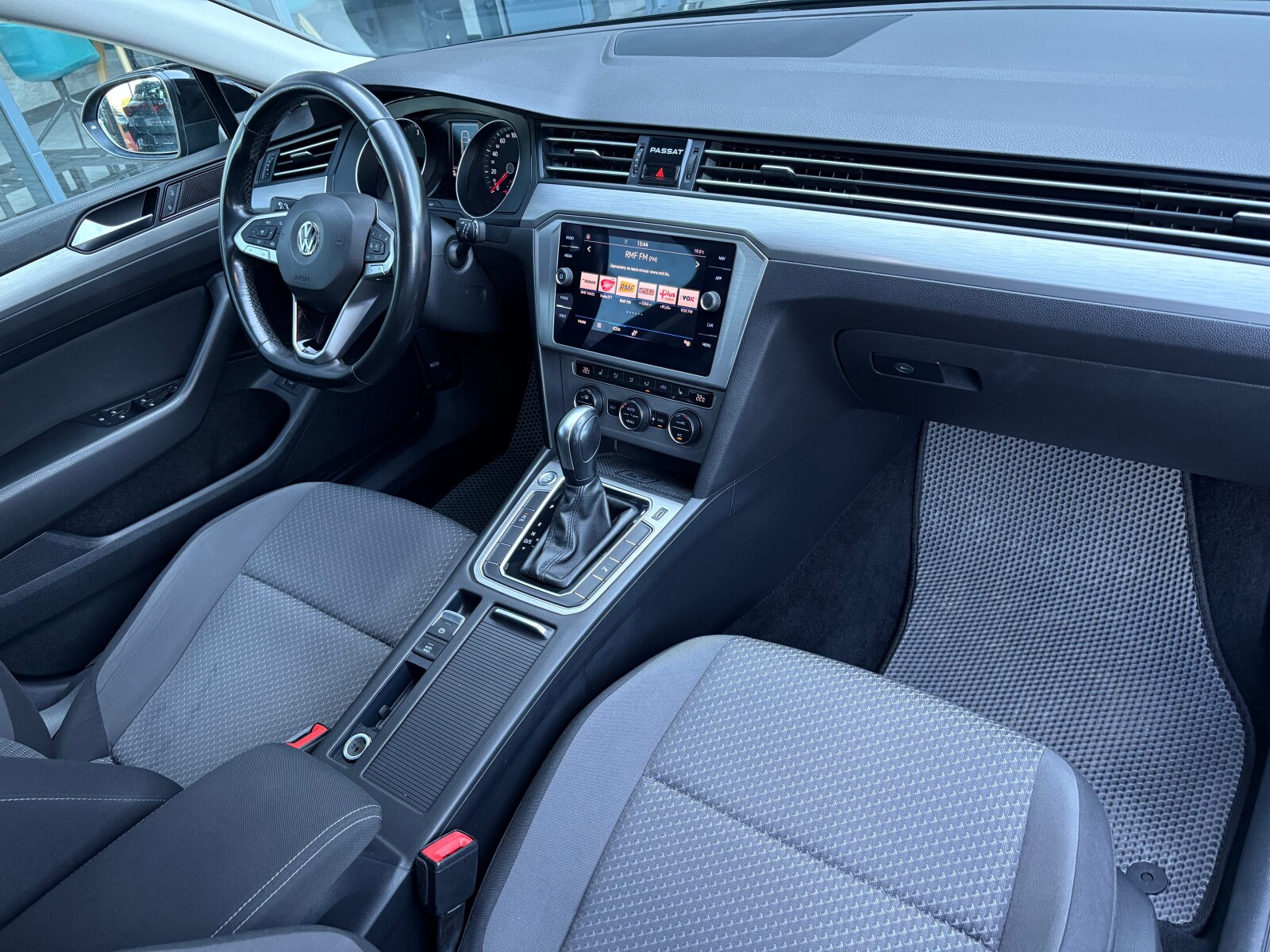 Volkswagen Passat - zdjęcie 16