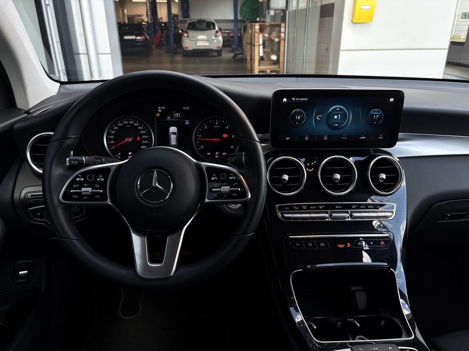 Mercedes-Benz GLC 200 - zdjęcie 10