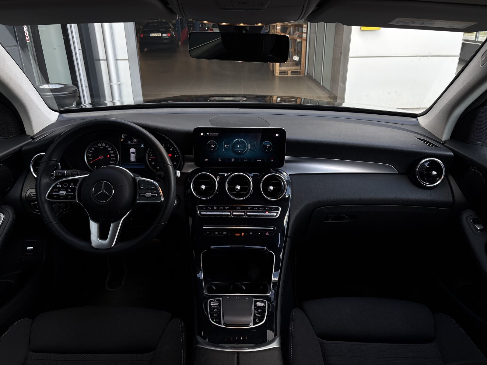 Mercedes-Benz GLC 200 - zdjęcie 17
