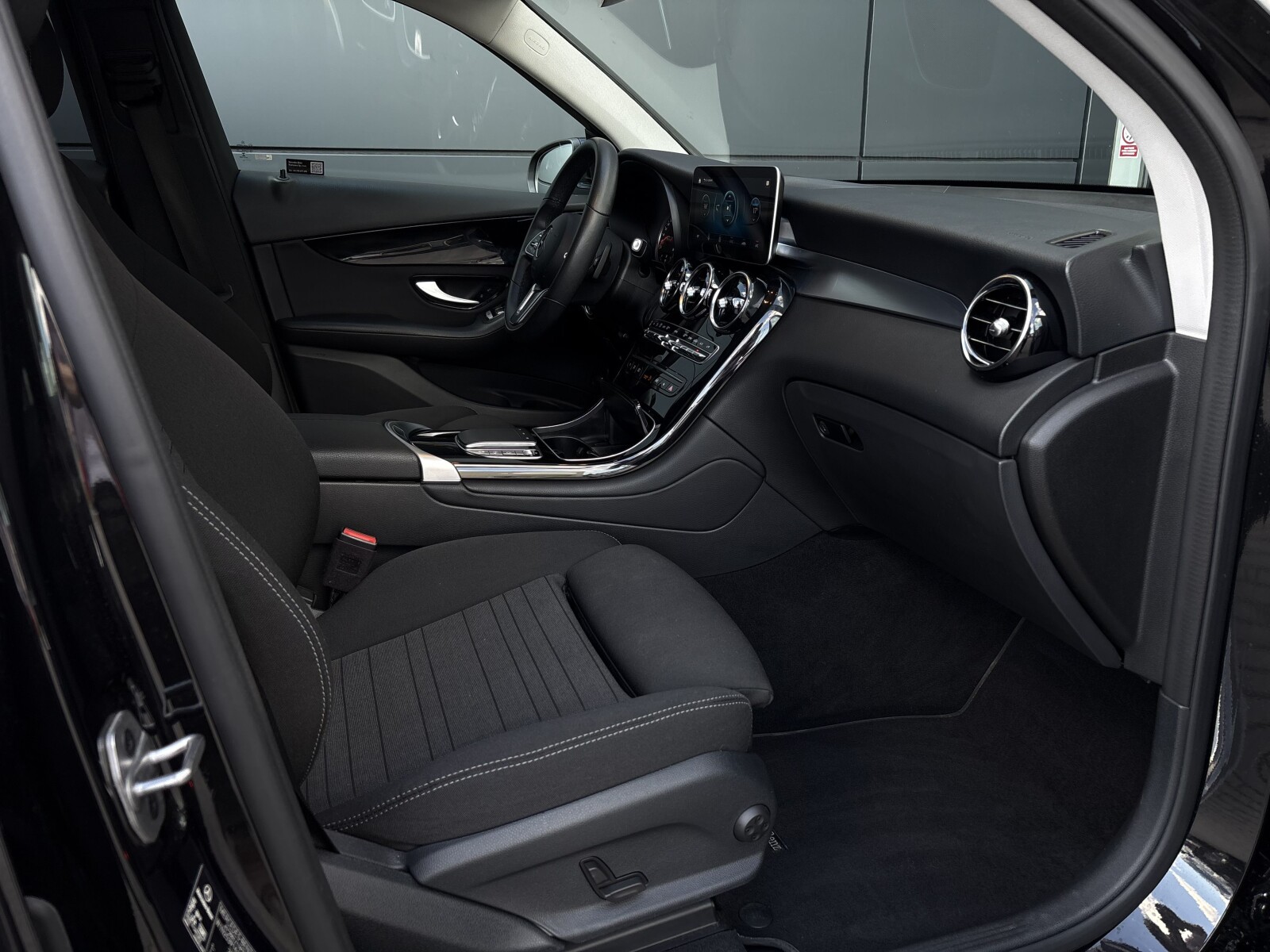 Mercedes-Benz GLC 200 - zdjęcie 9