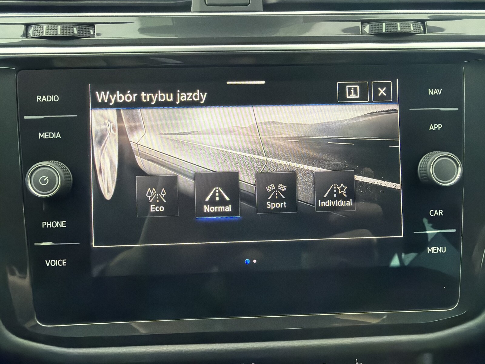 Volkswagen Tiguan - zdjęcie 25