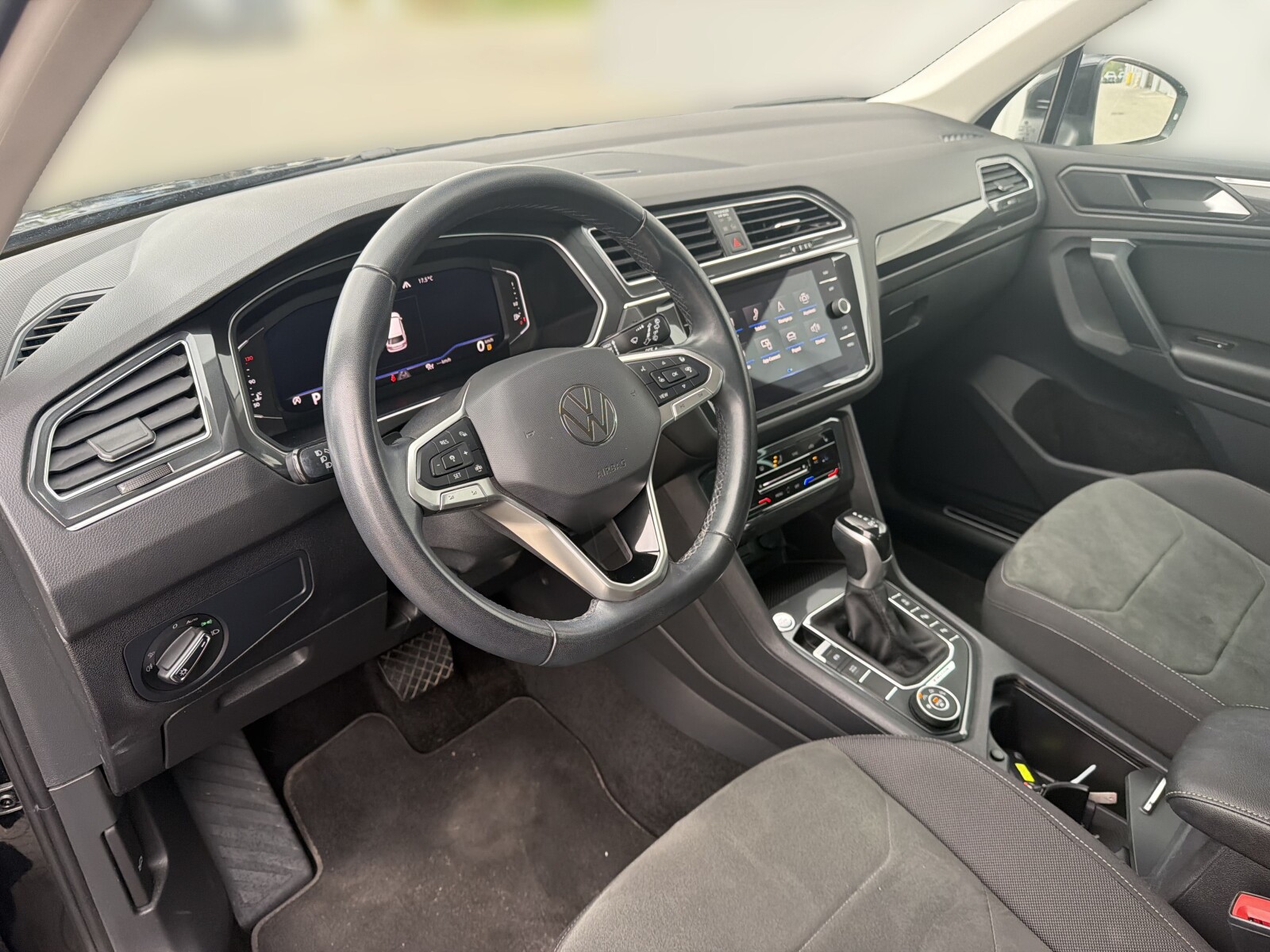 Volkswagen Tiguan - zdjęcie 9