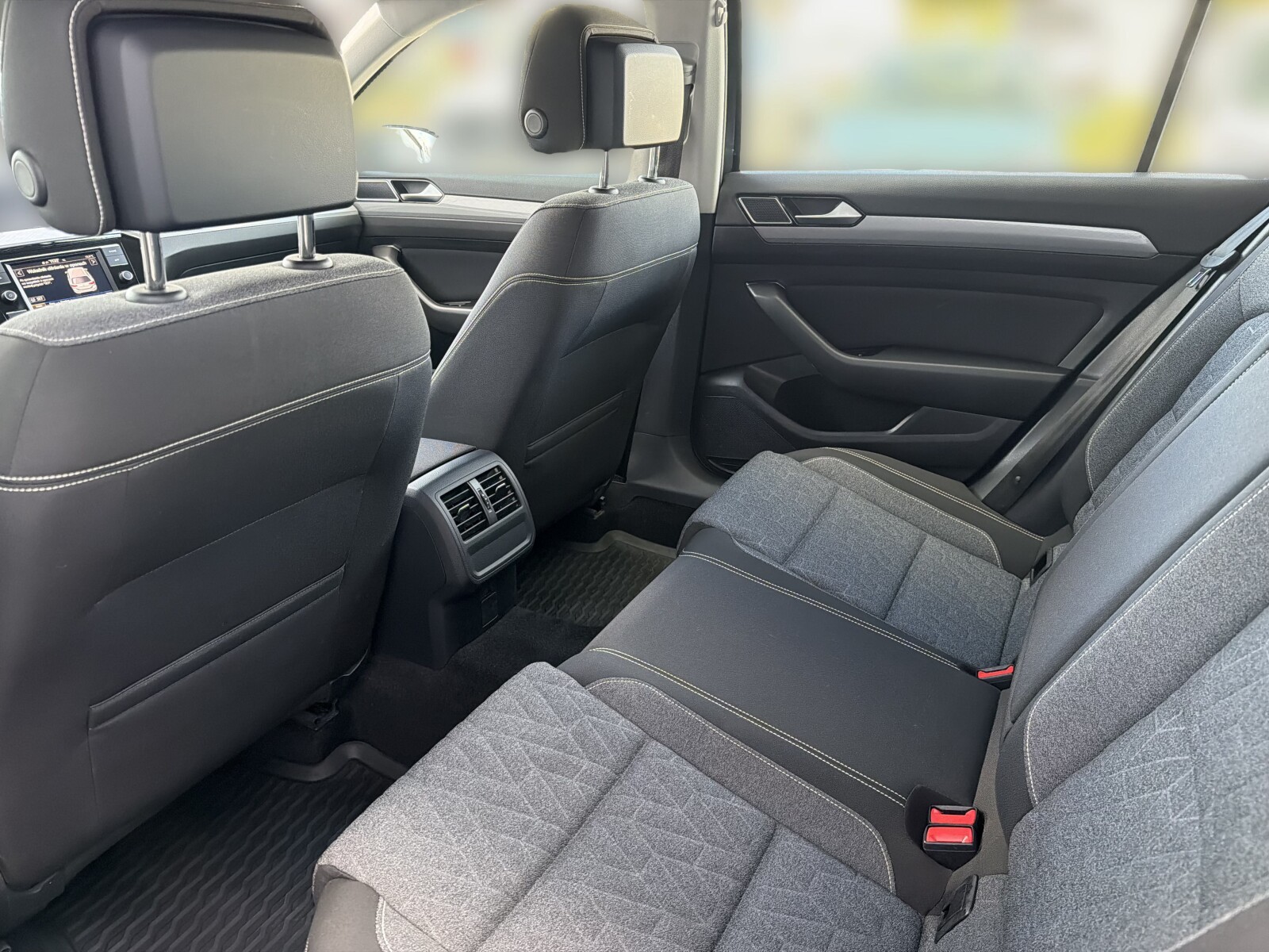 Volkswagen Passat Variant - zdjęcie 13