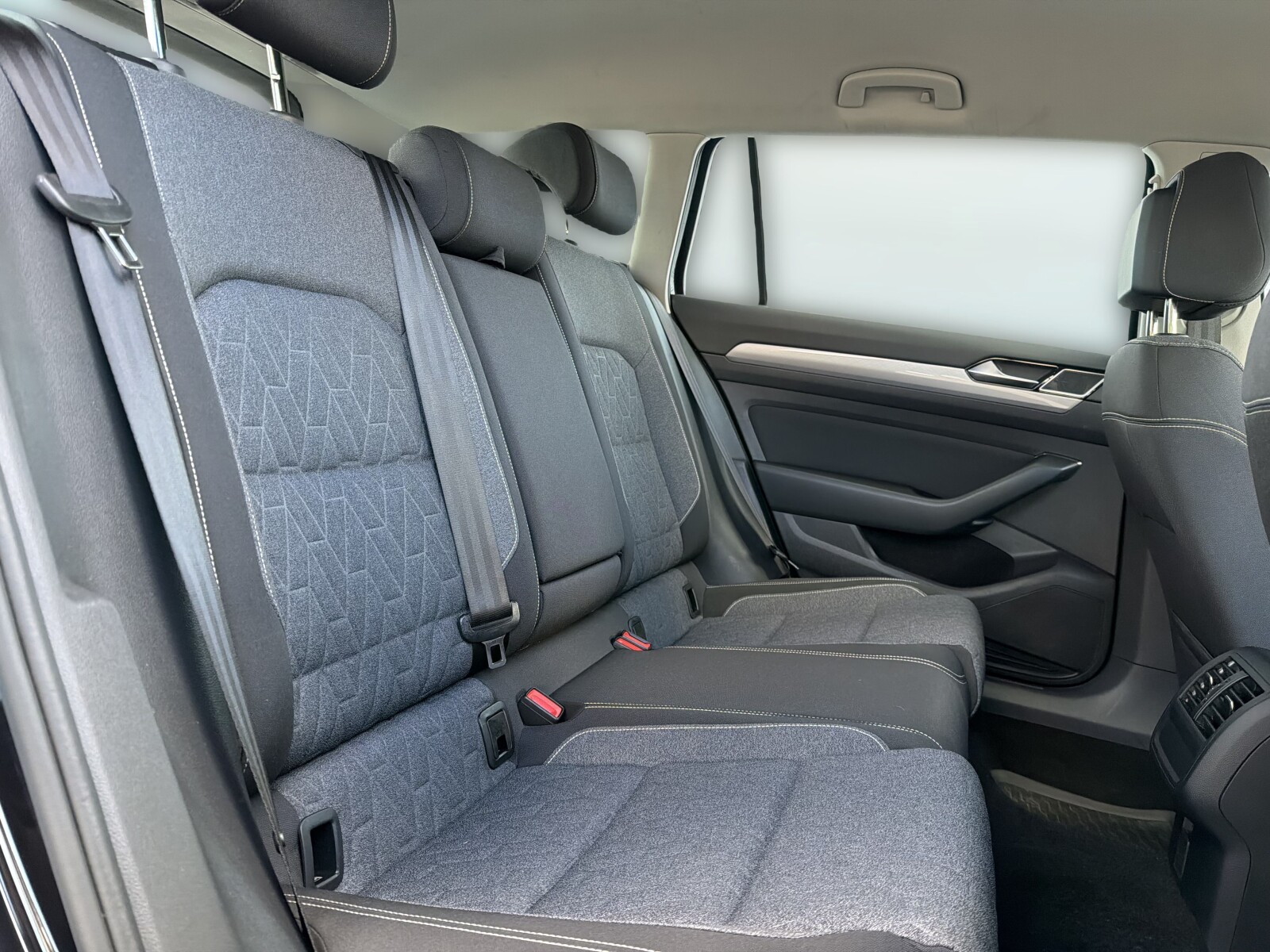 Volkswagen Passat Variant - zdjęcie 16