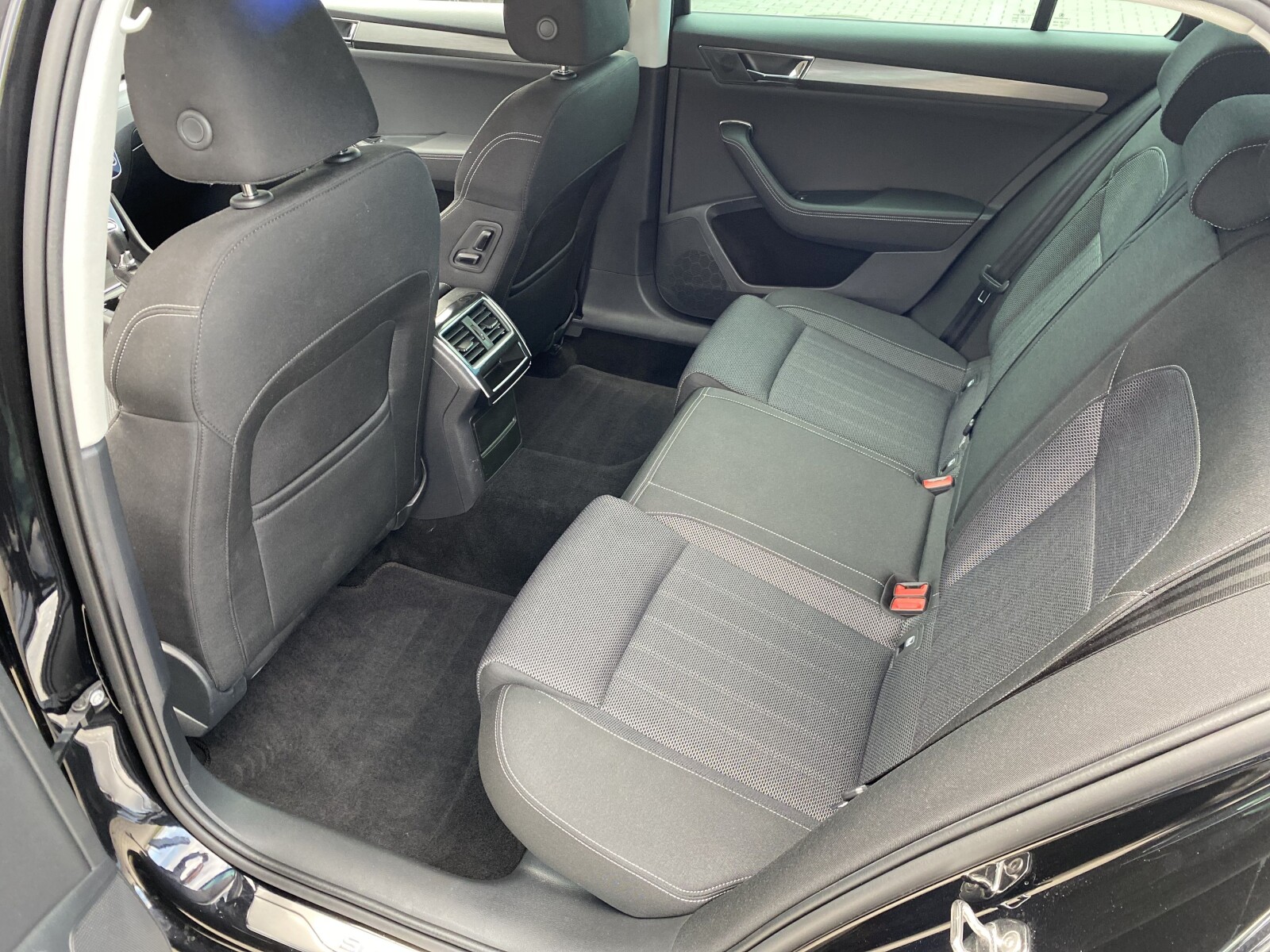 Škoda Superb Combi - zdjęcie 10
