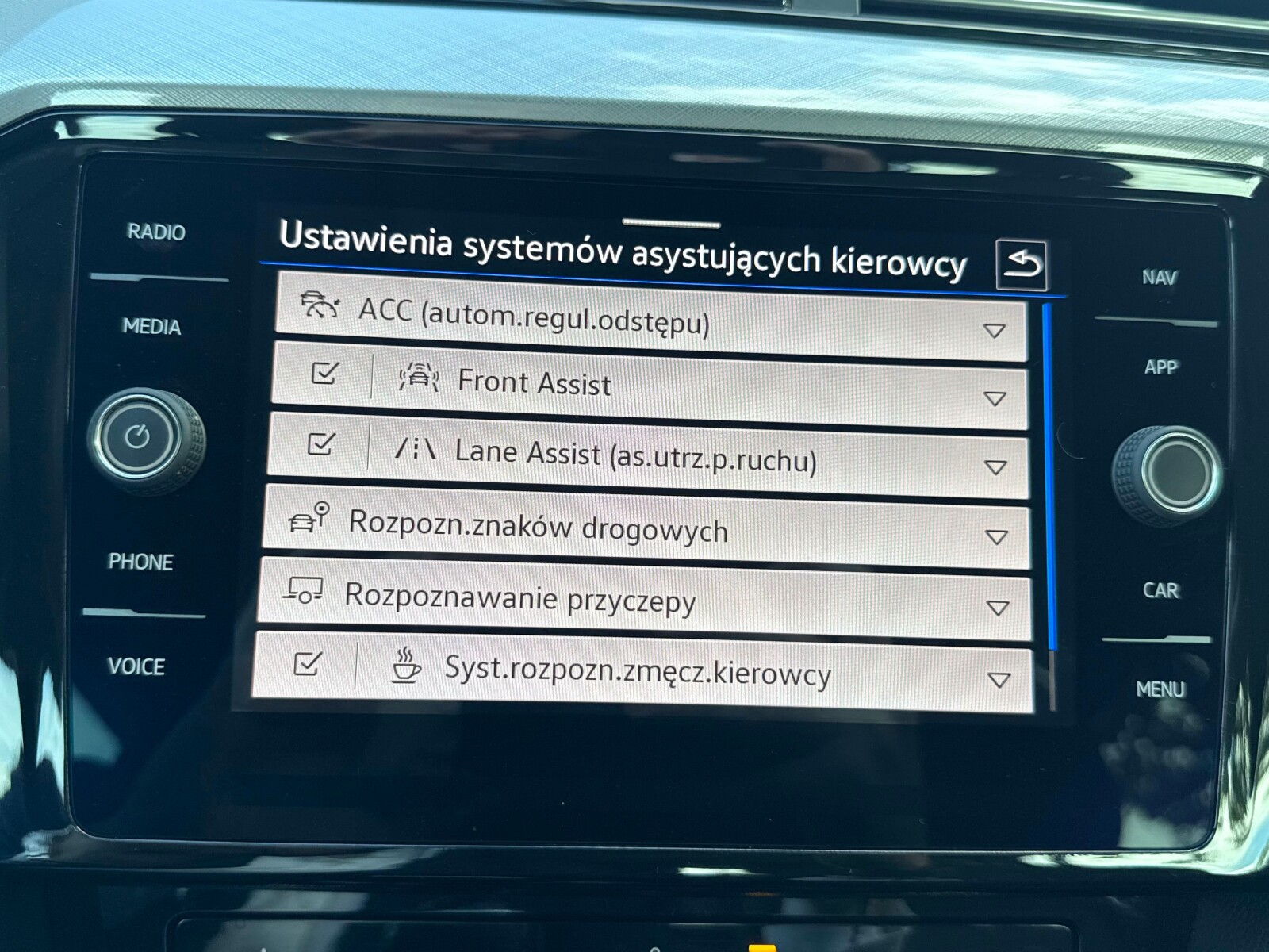 Volkswagen Passat - zdjęcie 26