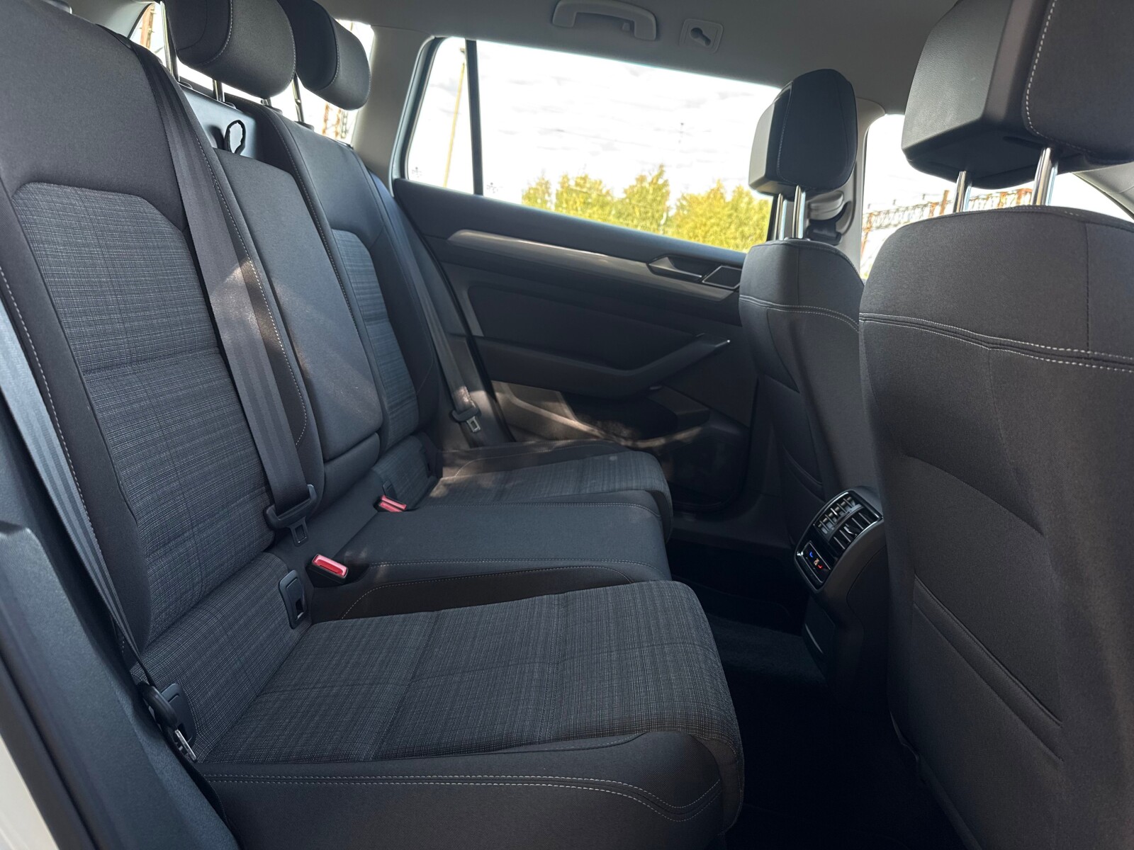 Volkswagen Passat - zdjęcie 33