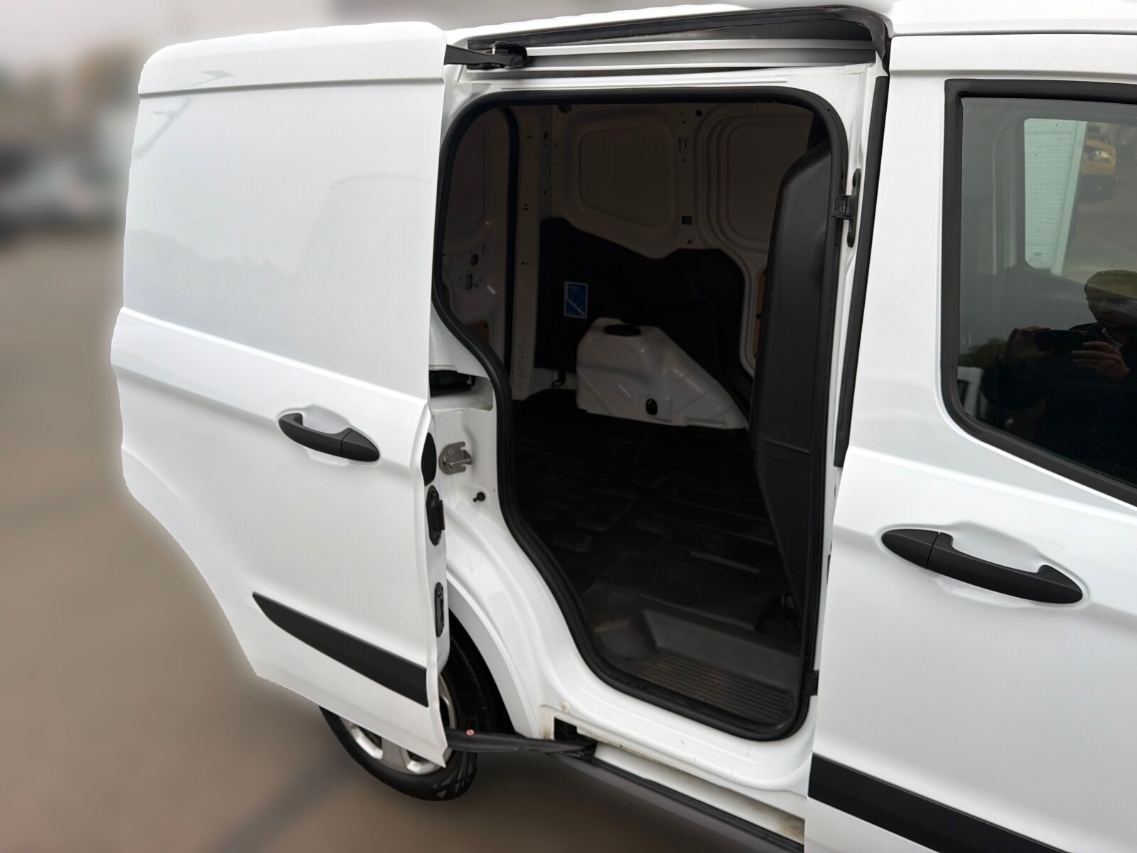 Ford Transit Courier - zdjęcie 21