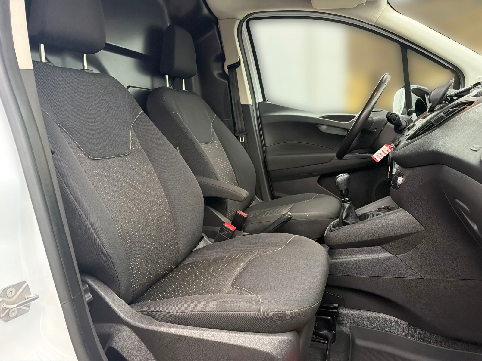 Ford Transit Courier - zdjęcie 12