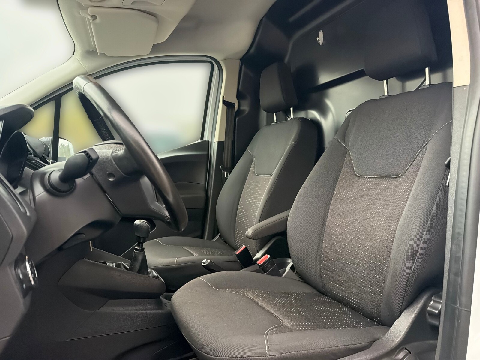 Ford Transit Courier - zdjęcie 10