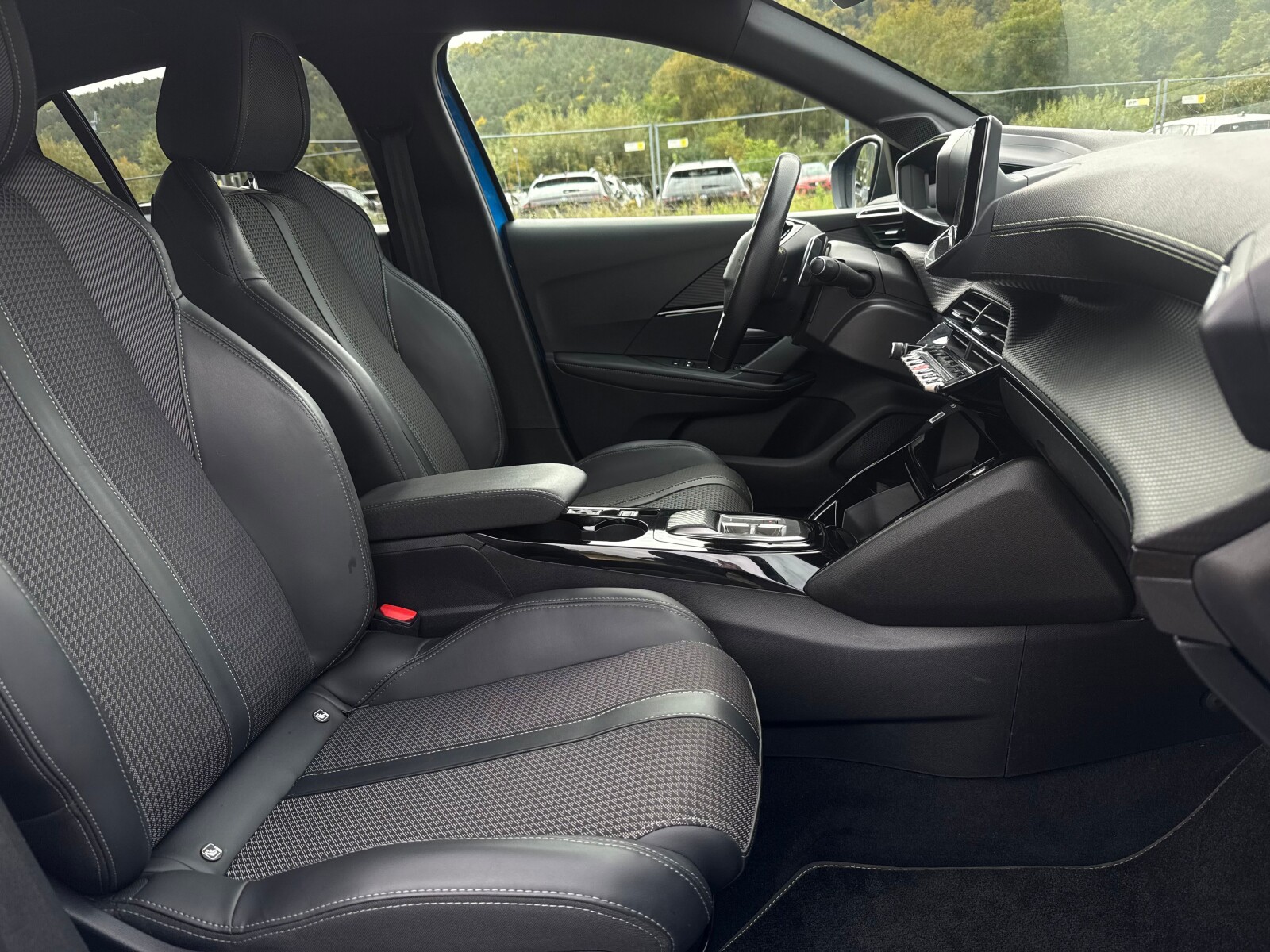 Peugeot 208 - zdjęcie 12