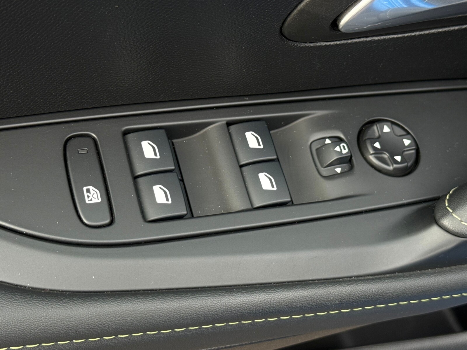 Peugeot 208 - zdjęcie 22