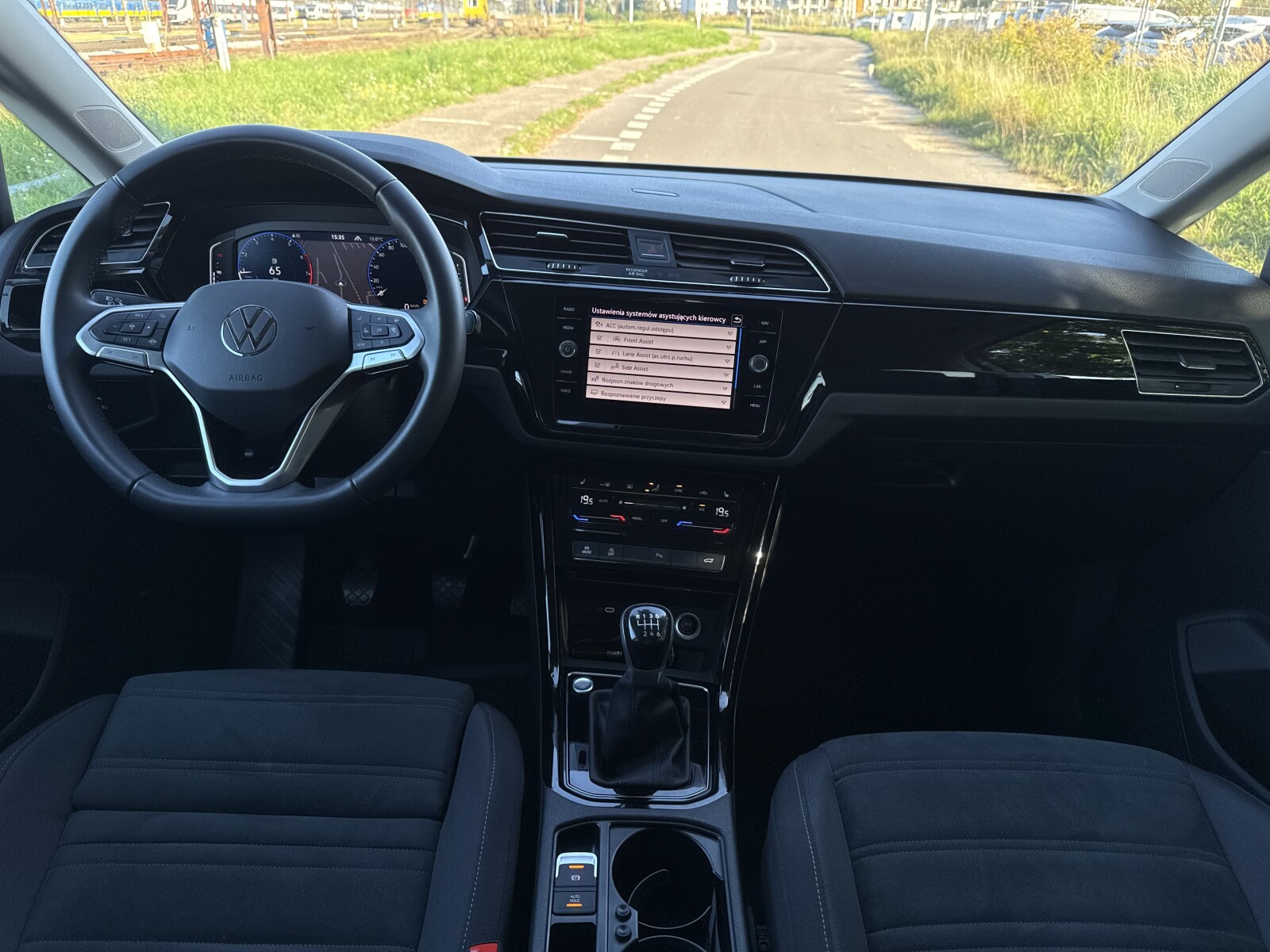 Volkswagen Touran - zdjęcie 9