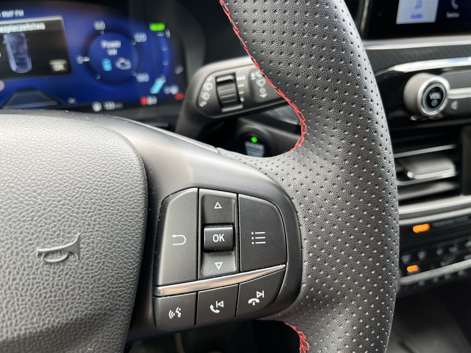 Ford Kuga - zdjęcie 25