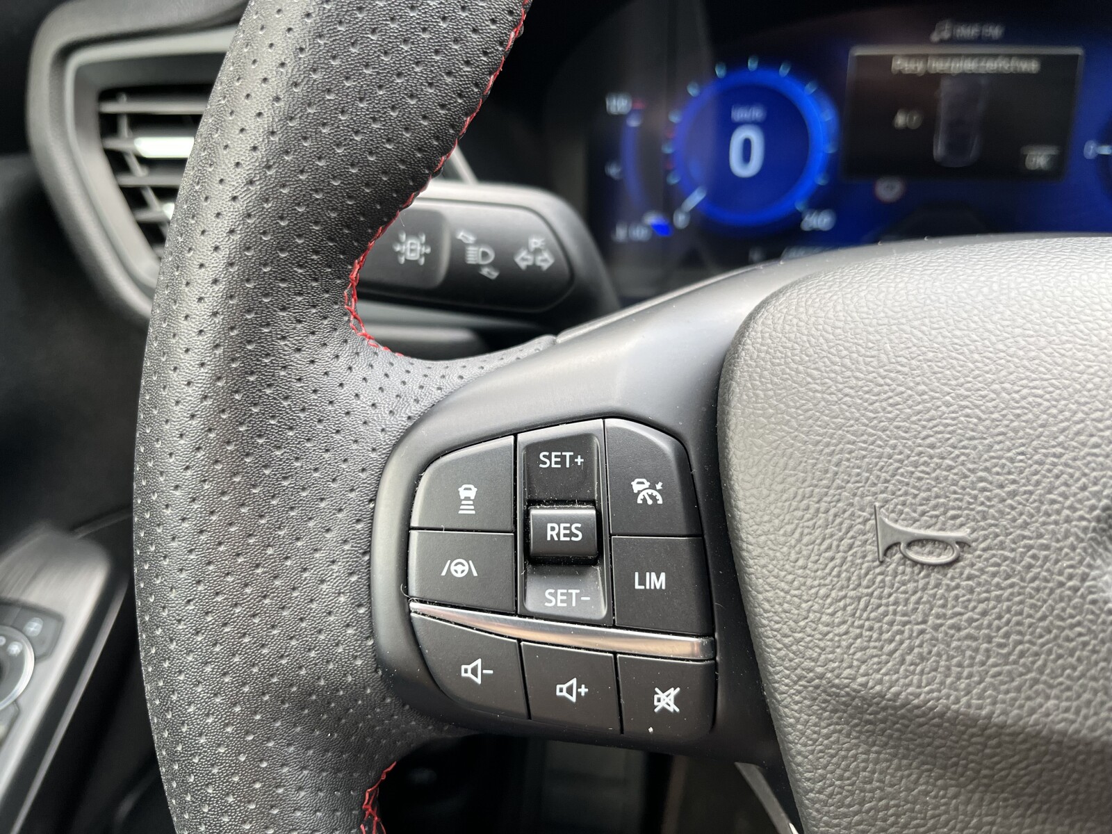Ford Kuga - zdjęcie 24