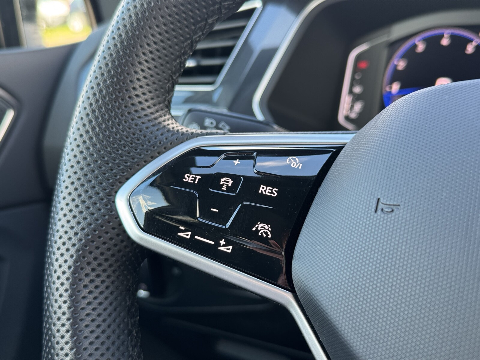 Volkswagen Tiguan - zdjęcie 12
