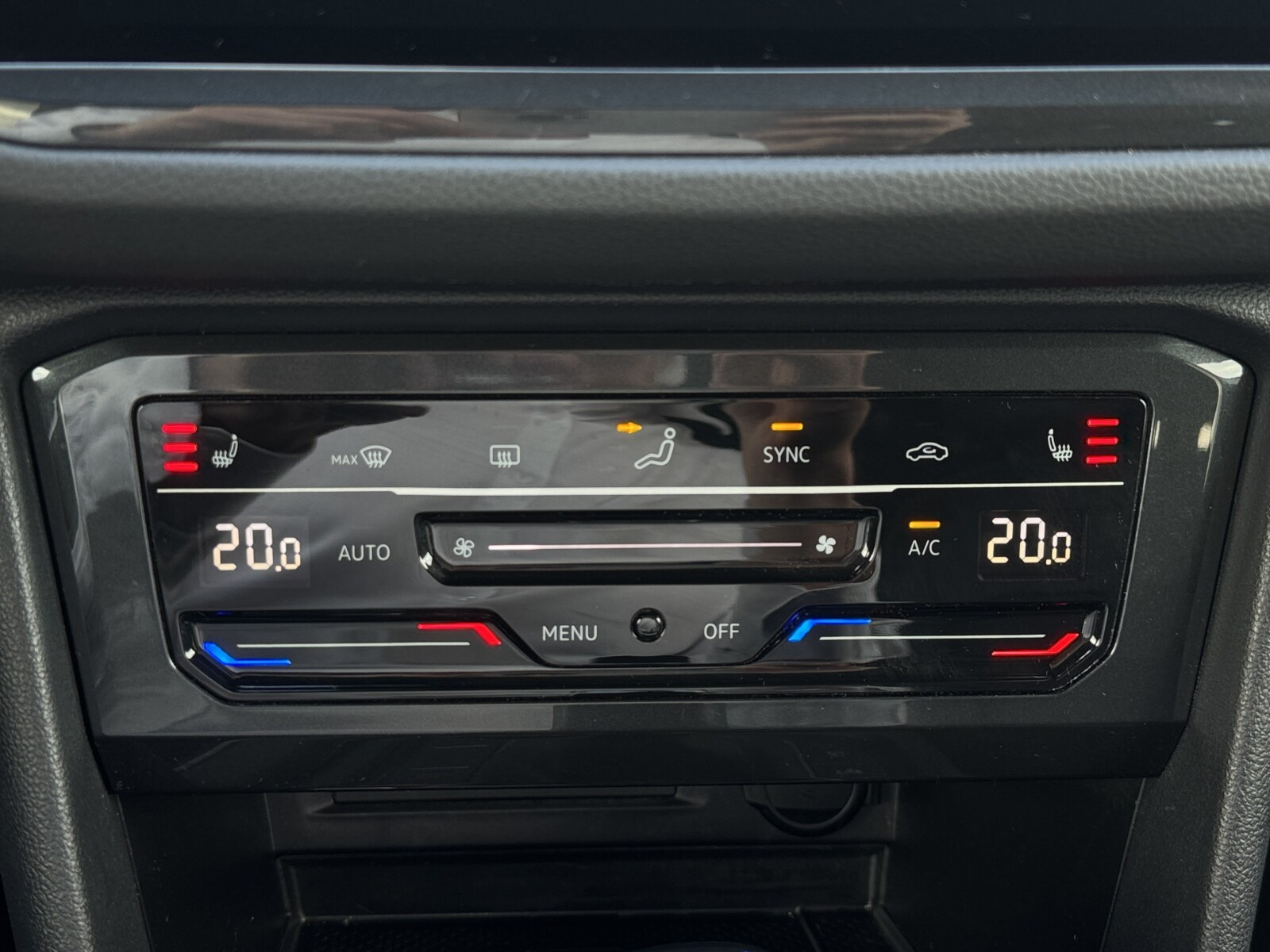 Volkswagen Tiguan - zdjęcie 26