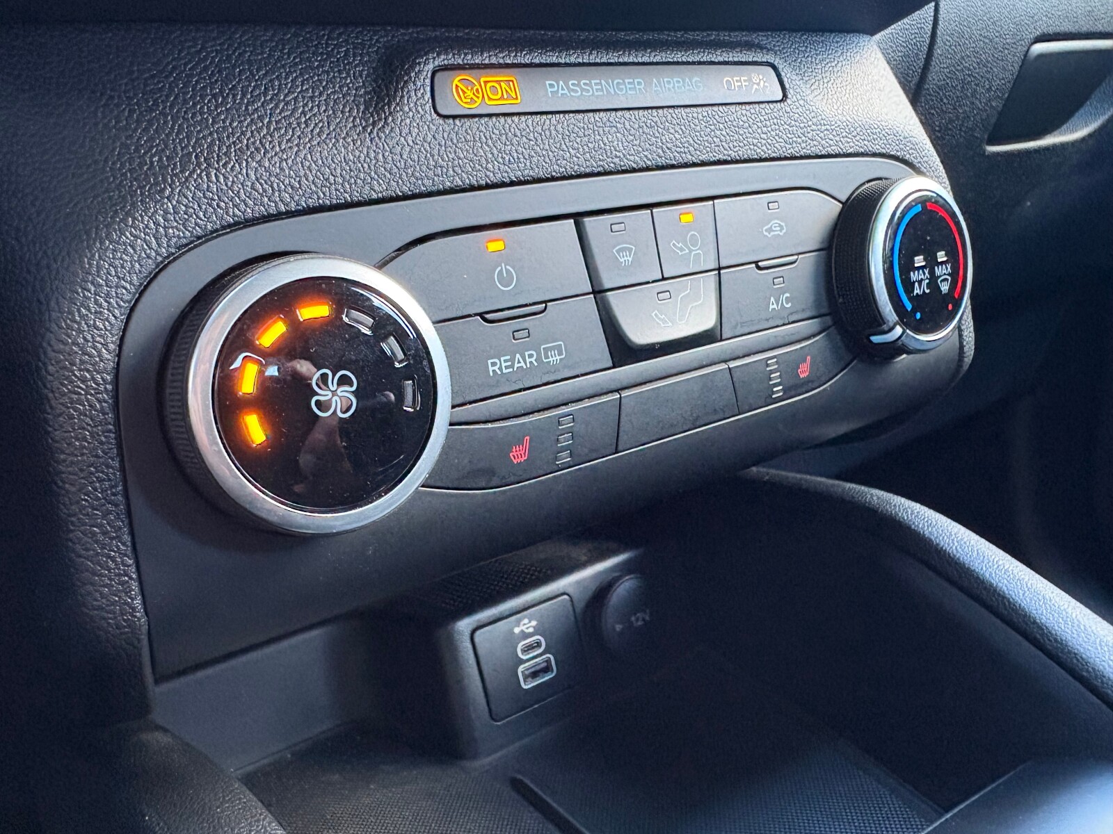 Ford Kuga - zdjęcie 23