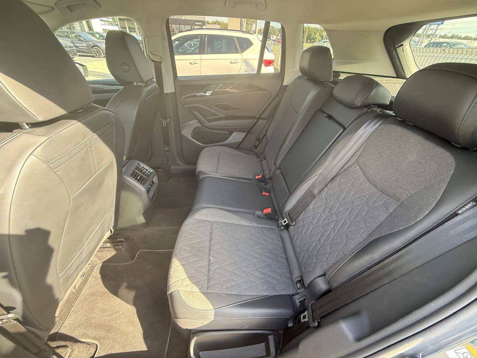 Volkswagen Tiguan - zdjęcie 25