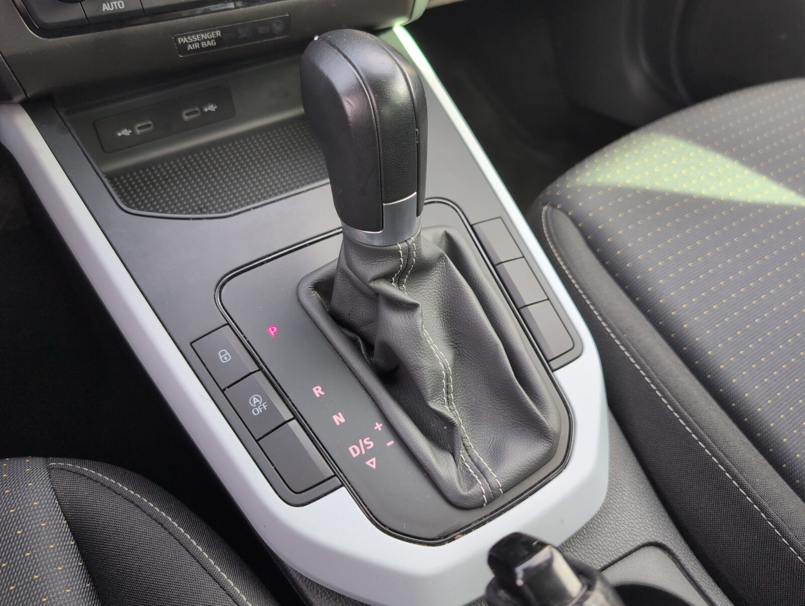 Seat Arona - zdjęcie 27