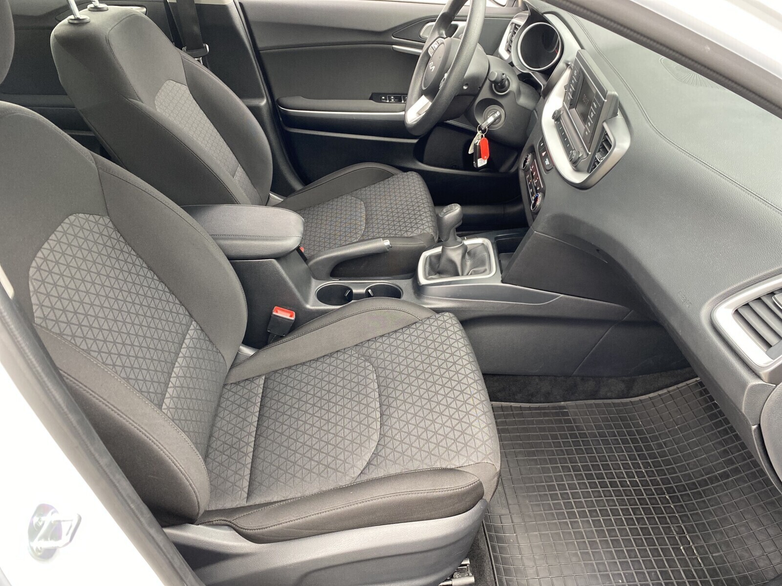 Kia Ceed - zdjęcie 14