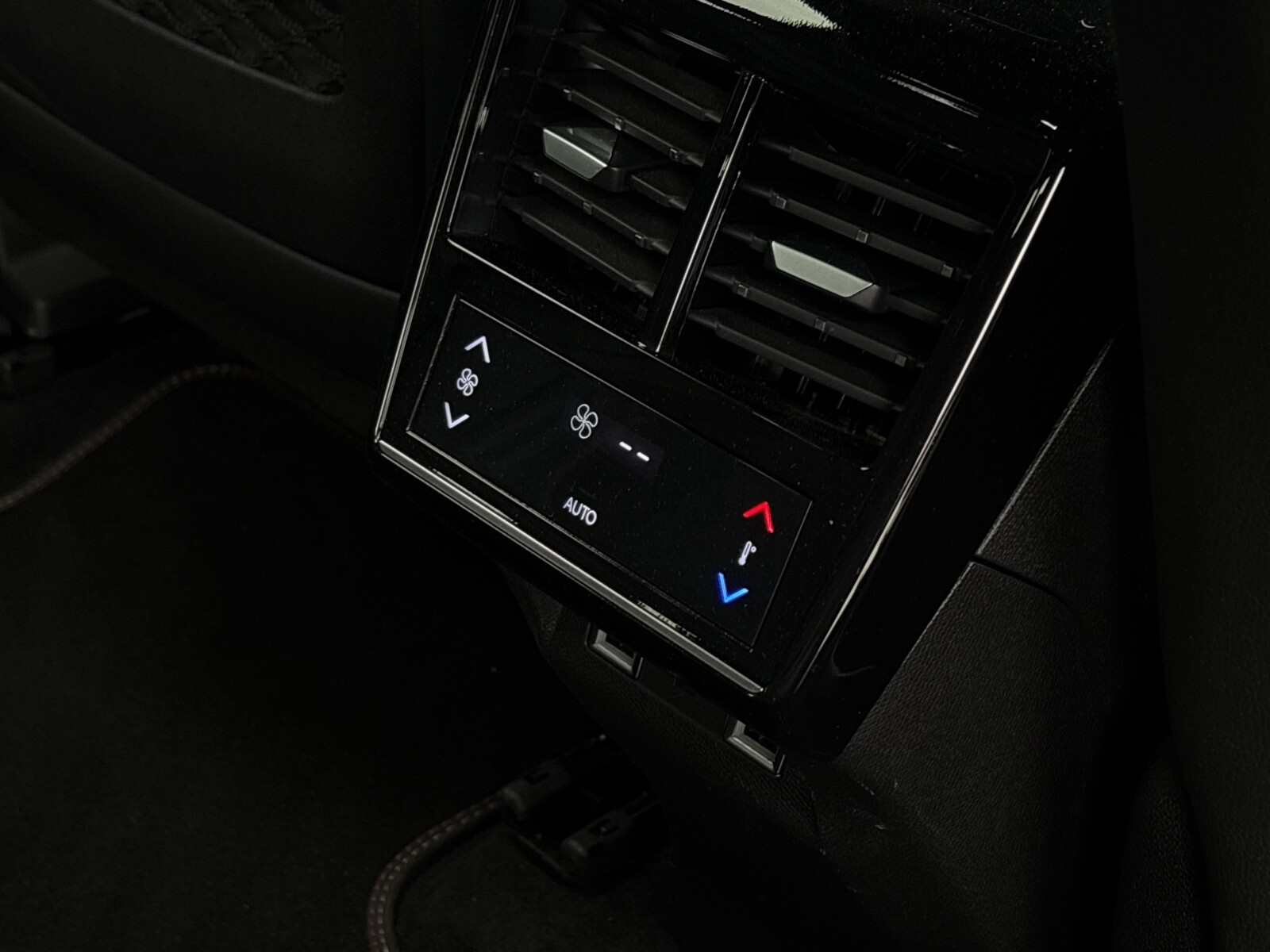 DS Automobiles DS 7 Crossback - zdjęcie 26
