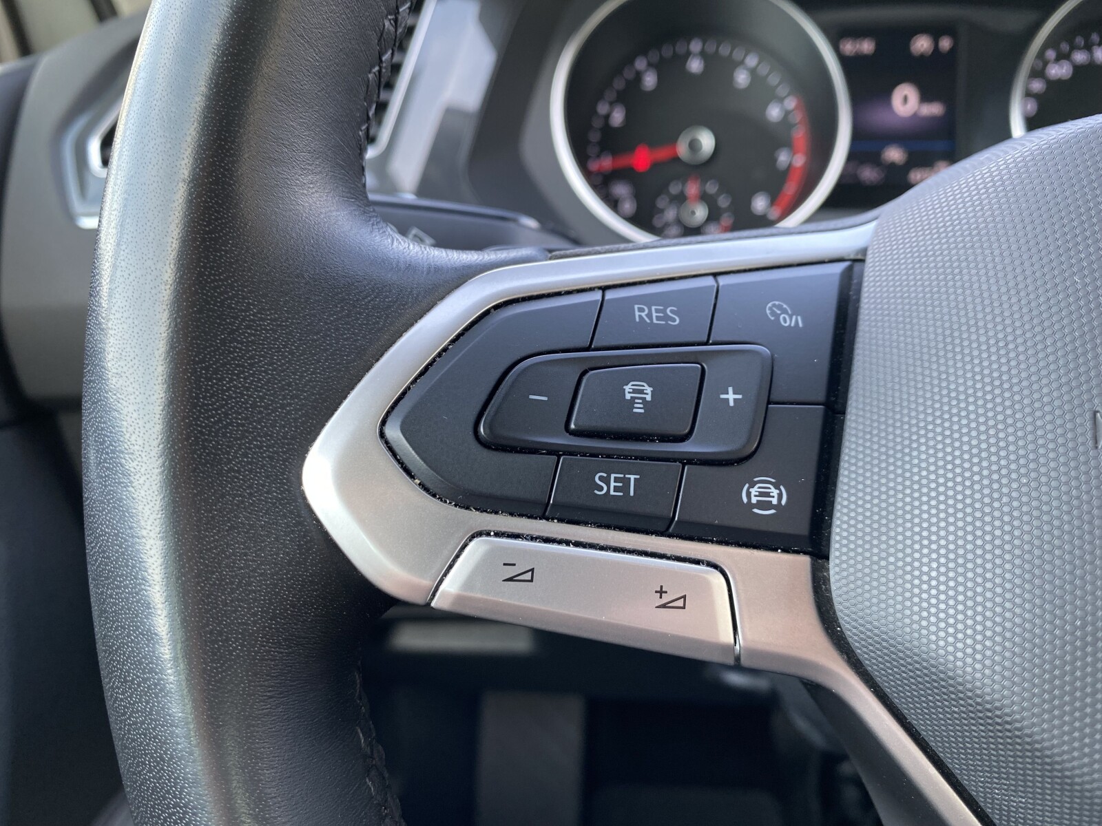 Volkswagen Tiguan - zdjęcie 26
