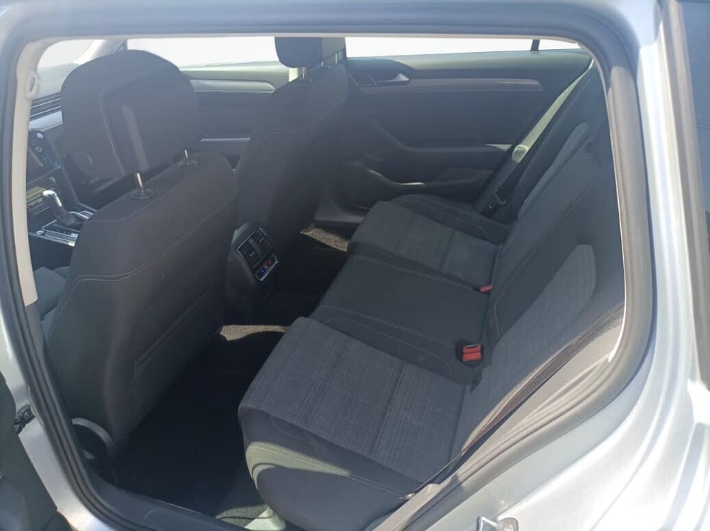 Volkswagen Passat Variant - zdjęcie 4
