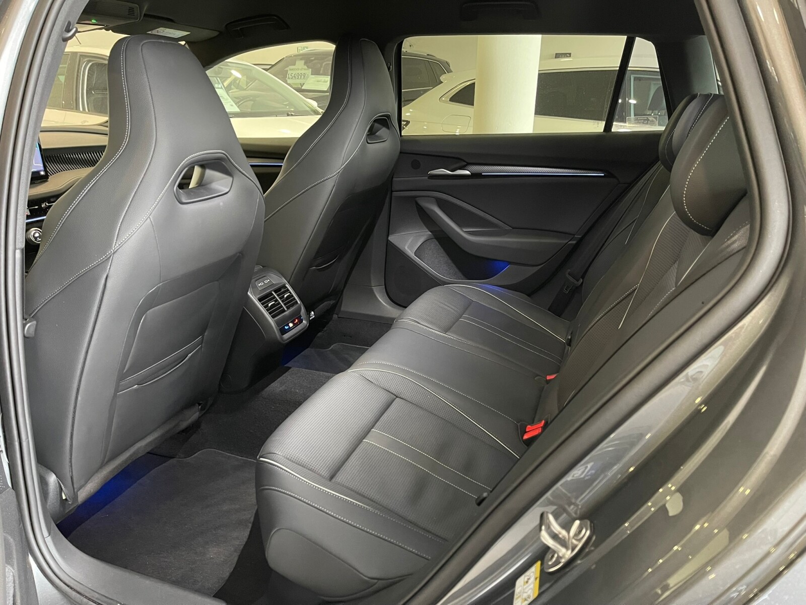 Škoda Superb Combi - zdjęcie 16