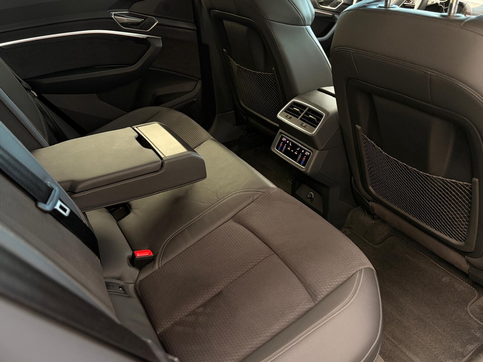 Audi Q8 Sportback e-tron - zdjęcie 19