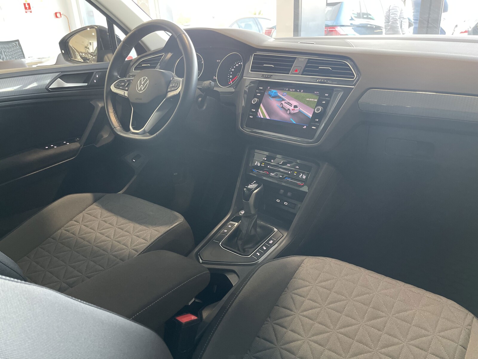 Volkswagen Tiguan - zdjęcie 14