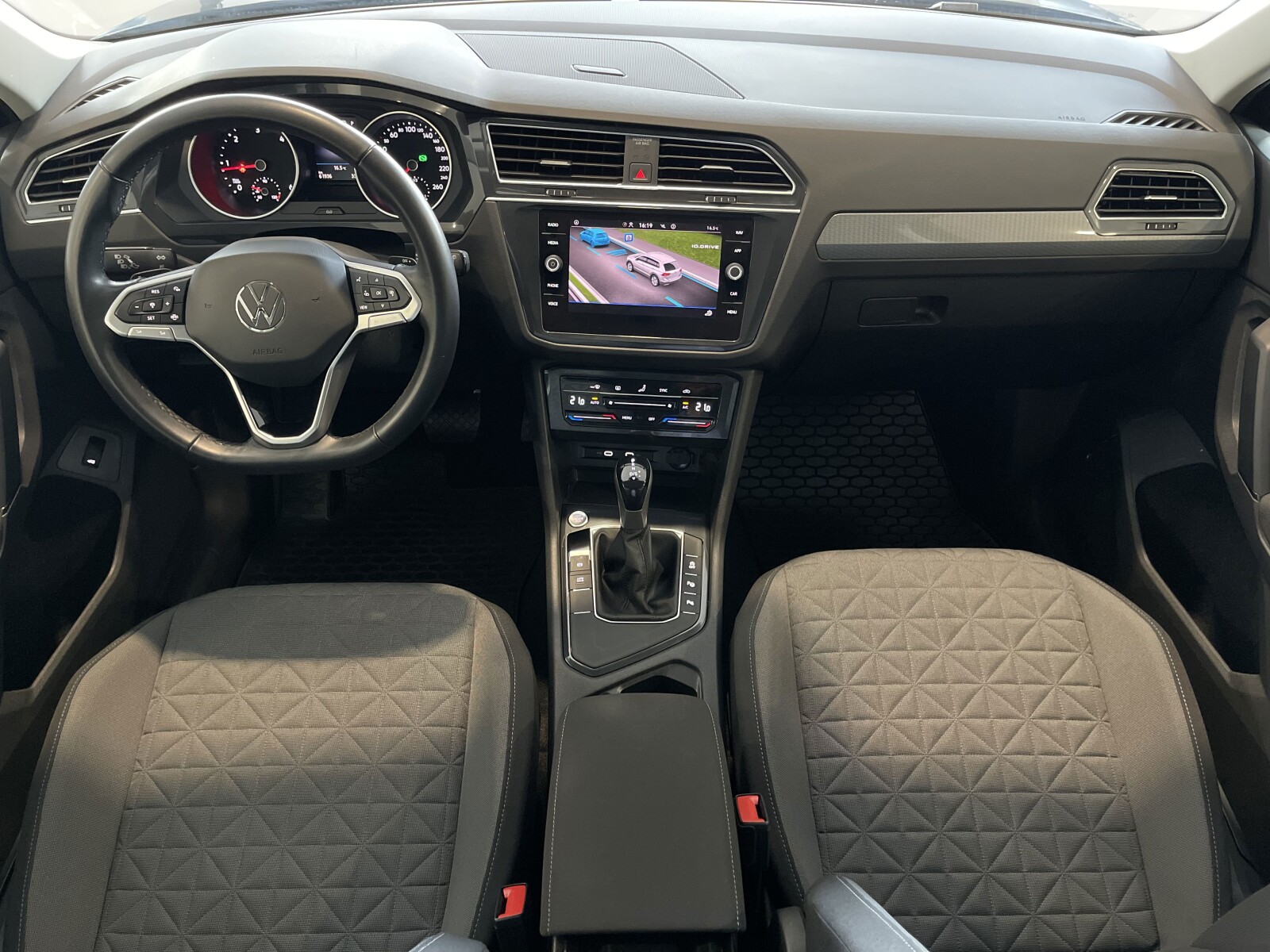 Volkswagen Tiguan - zdjęcie 12