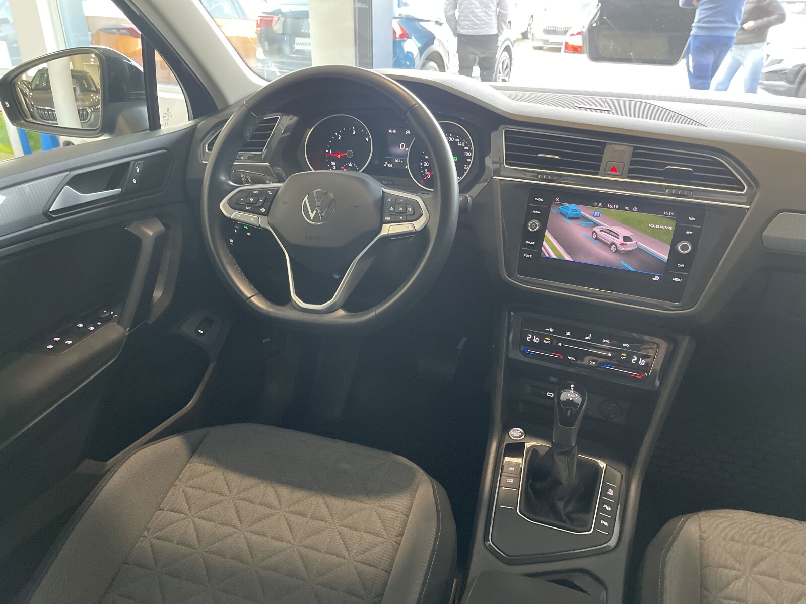 Volkswagen Tiguan - zdjęcie 13